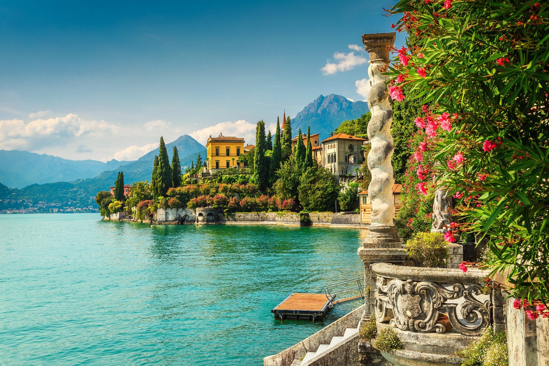 imgi_141_oleander-flowers-and-villa-monastero-in-background-lake-como-varenna-908964390-1.jpg