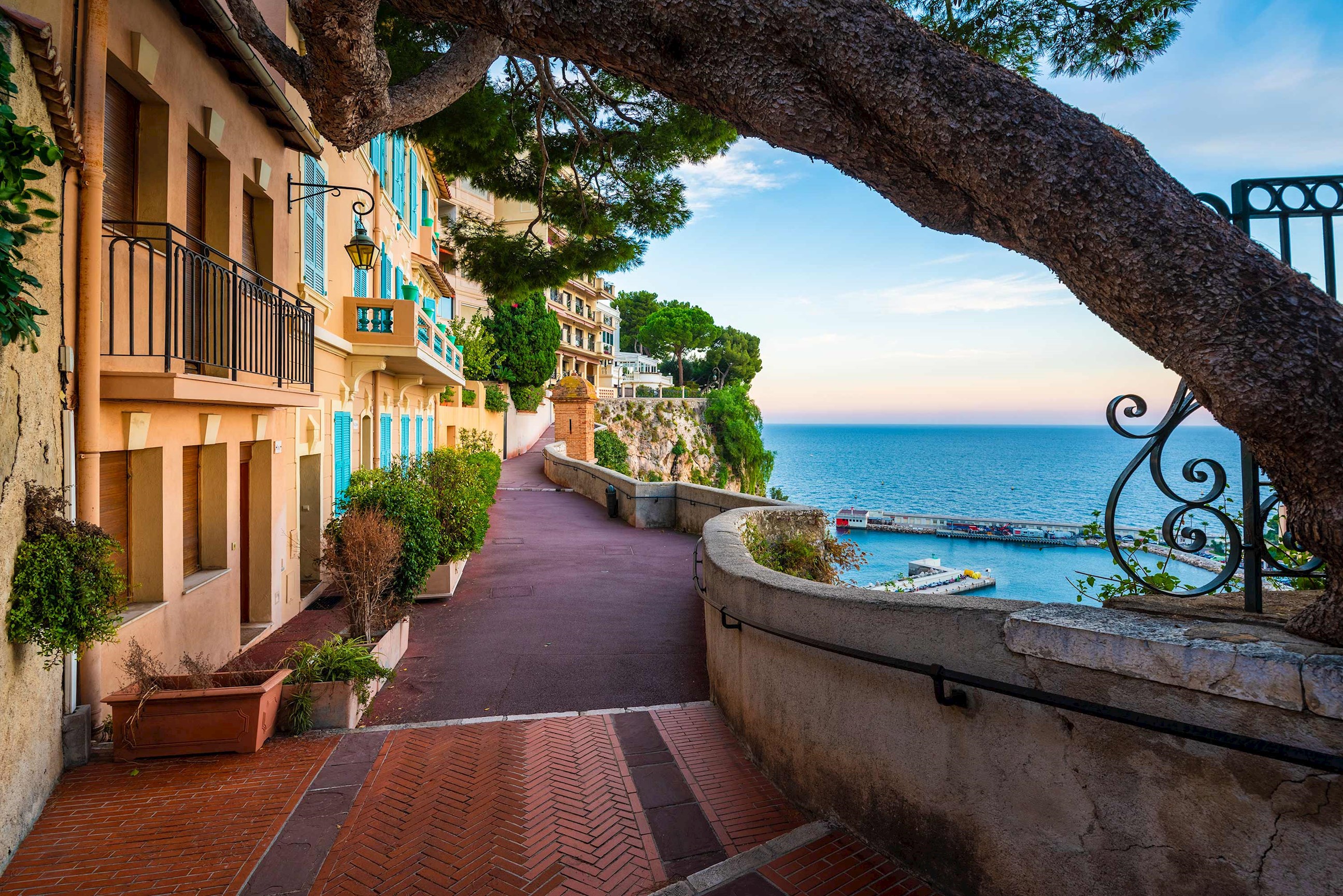 street-houses-rock-monaco-france.jpg