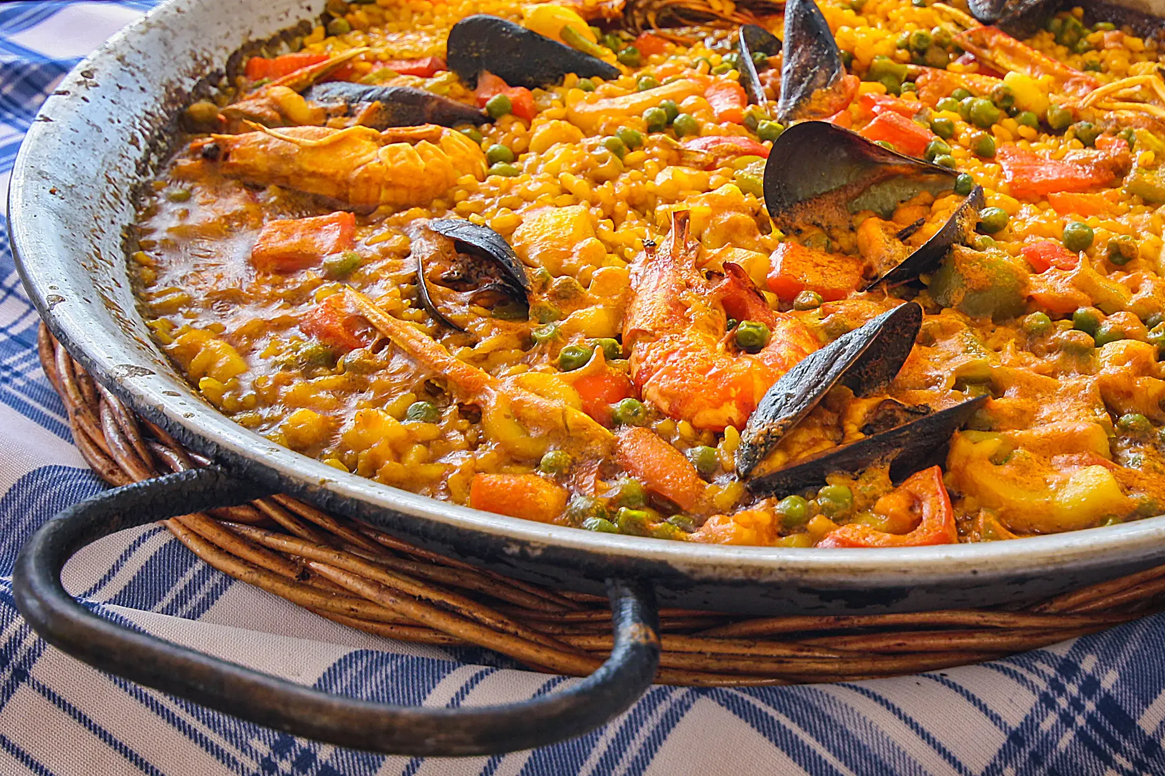 day-hero-seafood-paella-valencia-spain.webp