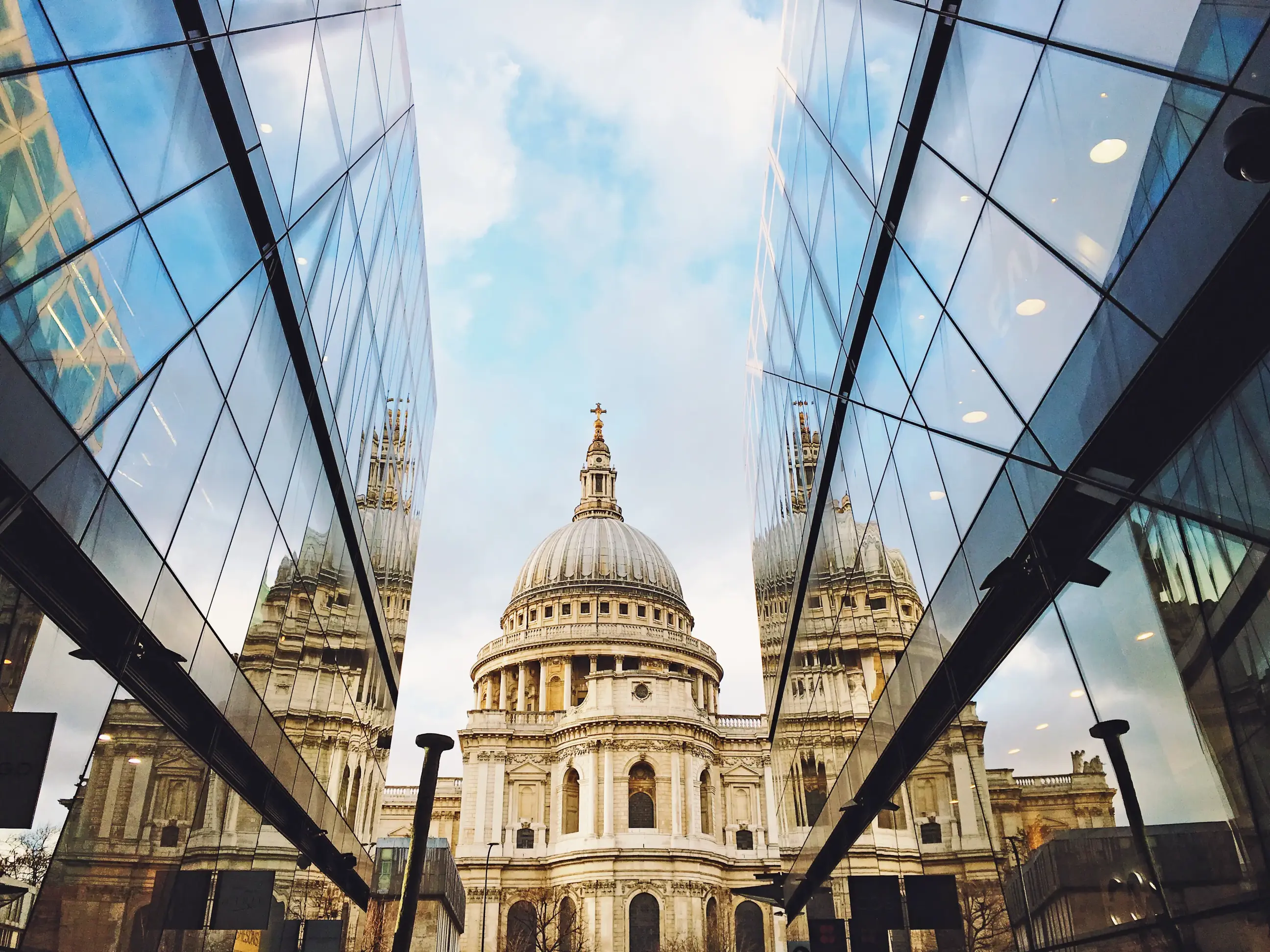 day-hero-st-pauls-cathedral-reflection-london-england-1033774042.webp