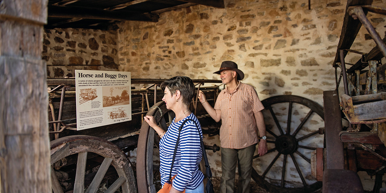 couple-admiring-horse-and-cart-alice-springs-telegraph-station-credit-tourism-nt-and-shanna-mcnaught-1.jpg