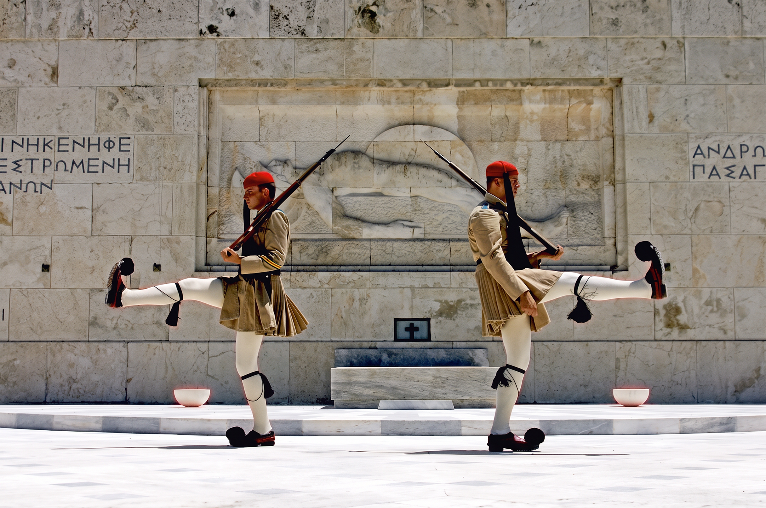 day-hero-tomb-of-the-unknown-soldier-syntagma-square-athens-greece-200506467-001.webp