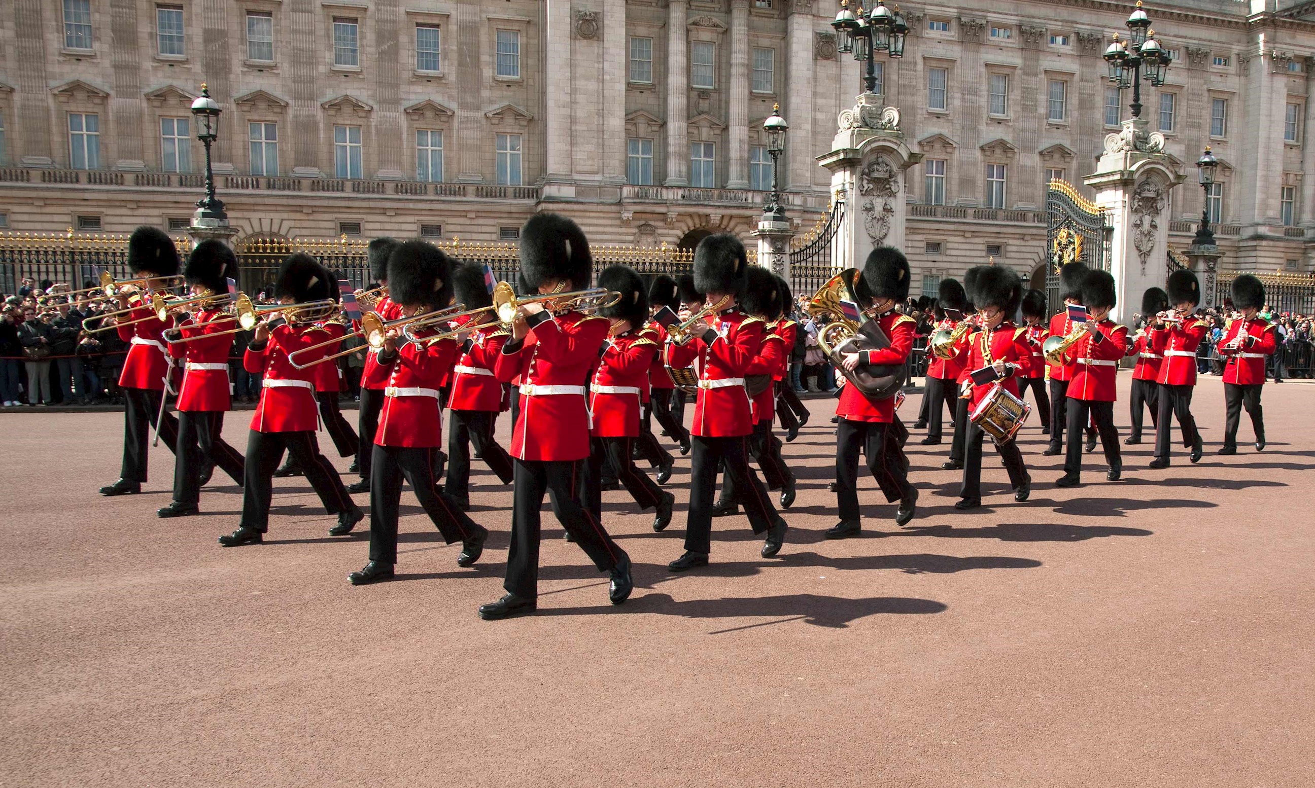 guards-buckingham-palace-london-england.jpg