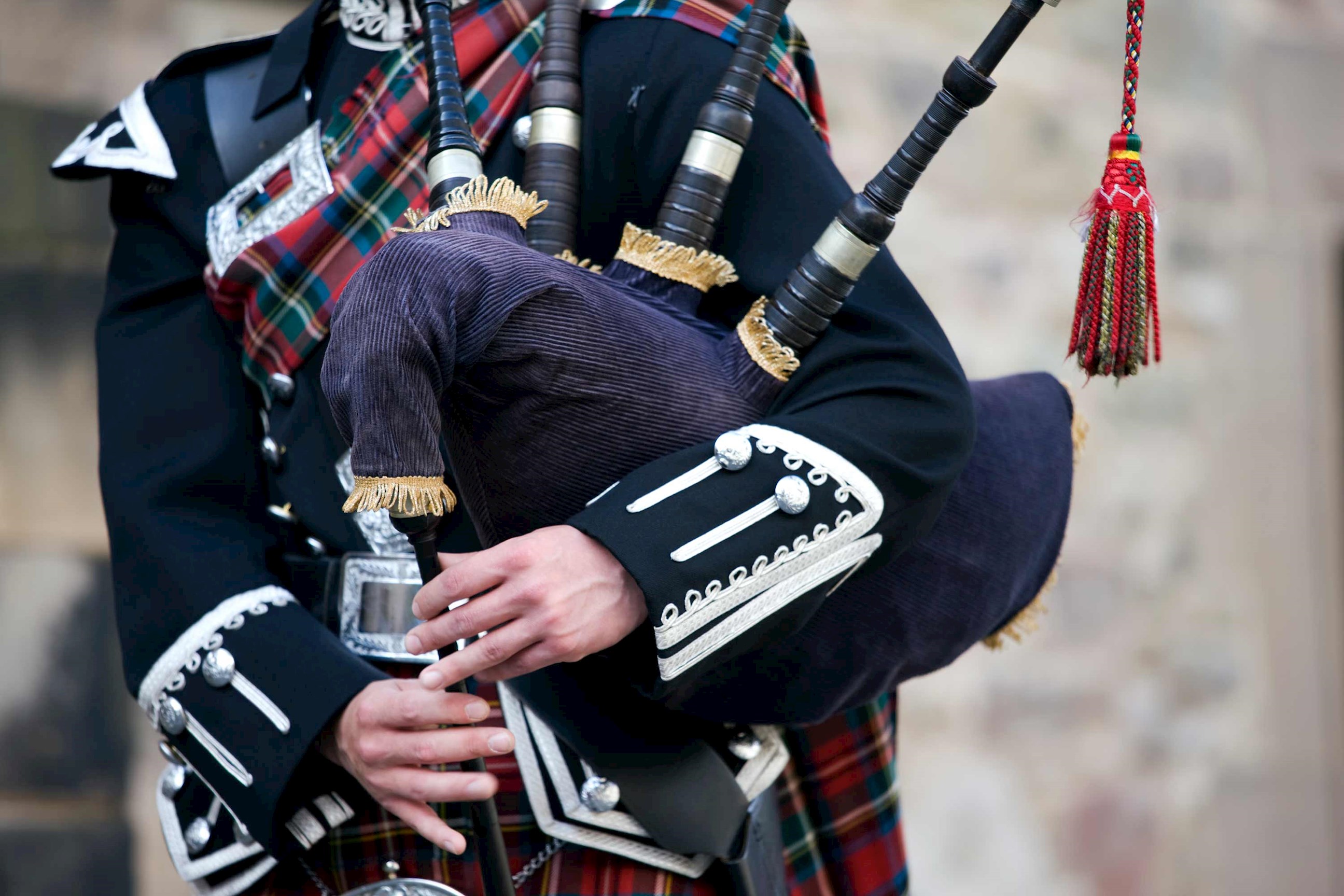 bag-piper-glasgow-scotland.jpg