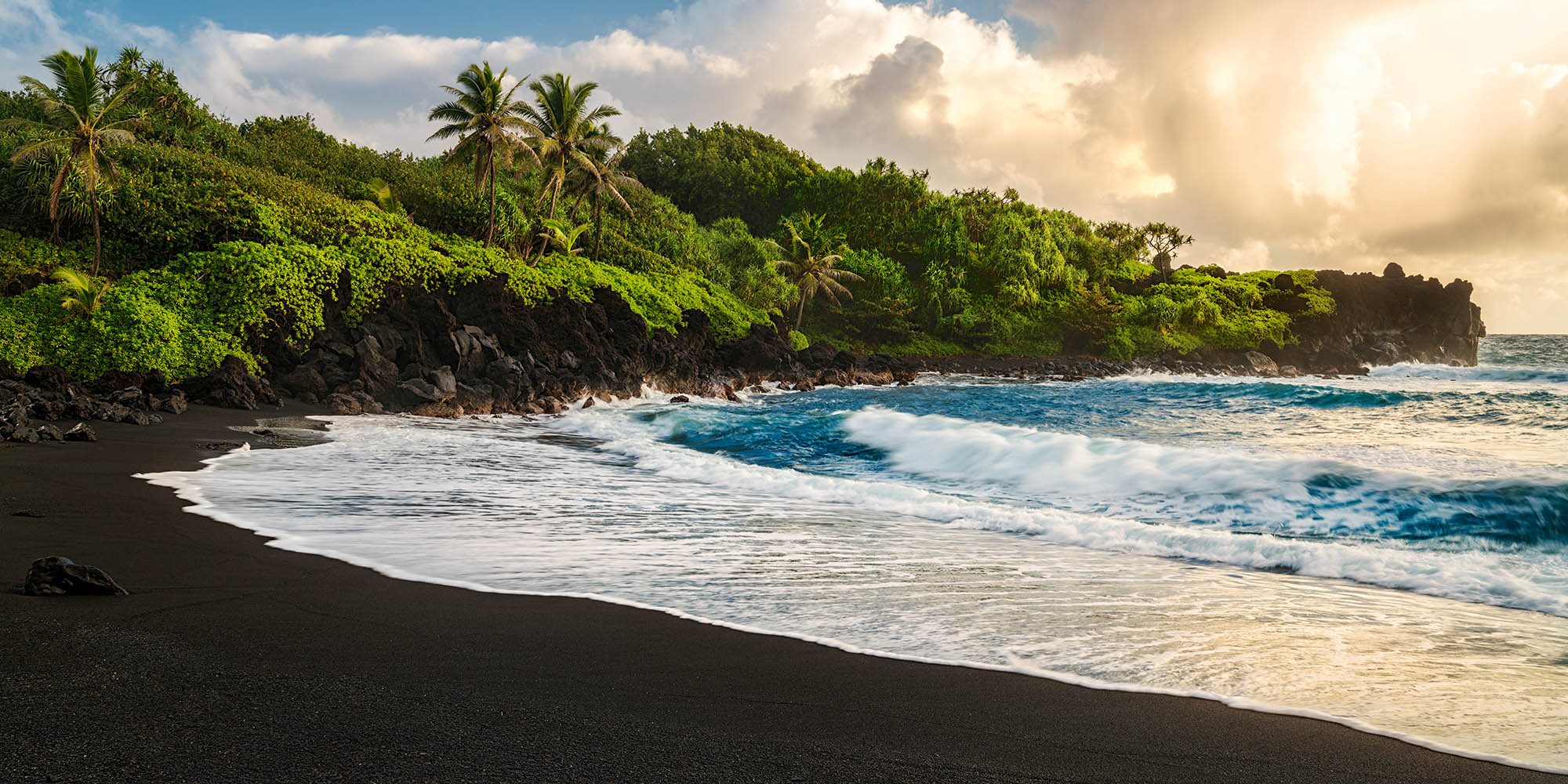 Waina Panapa Beach and big see waves