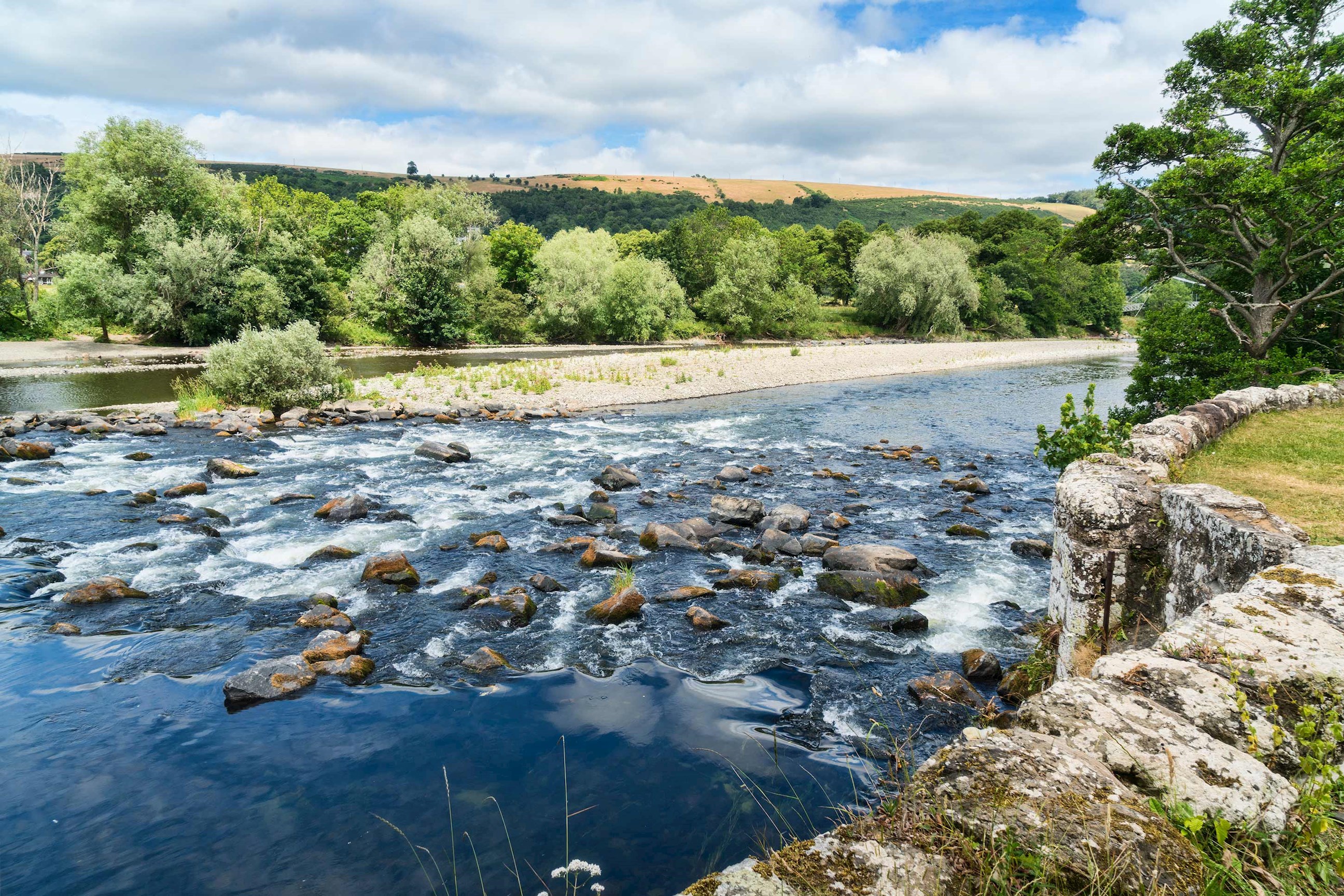 see-landscapes-along-tweed-river-melrose-scotland.jpg