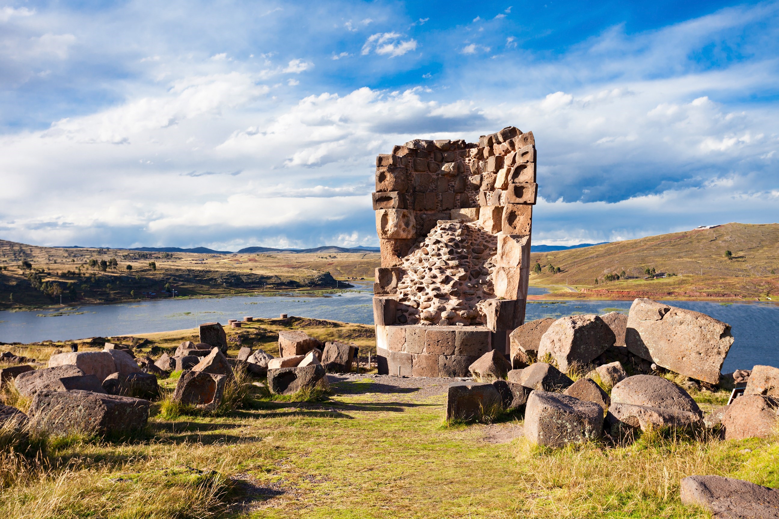 sillustani-lake-umayo-peru.jpg
