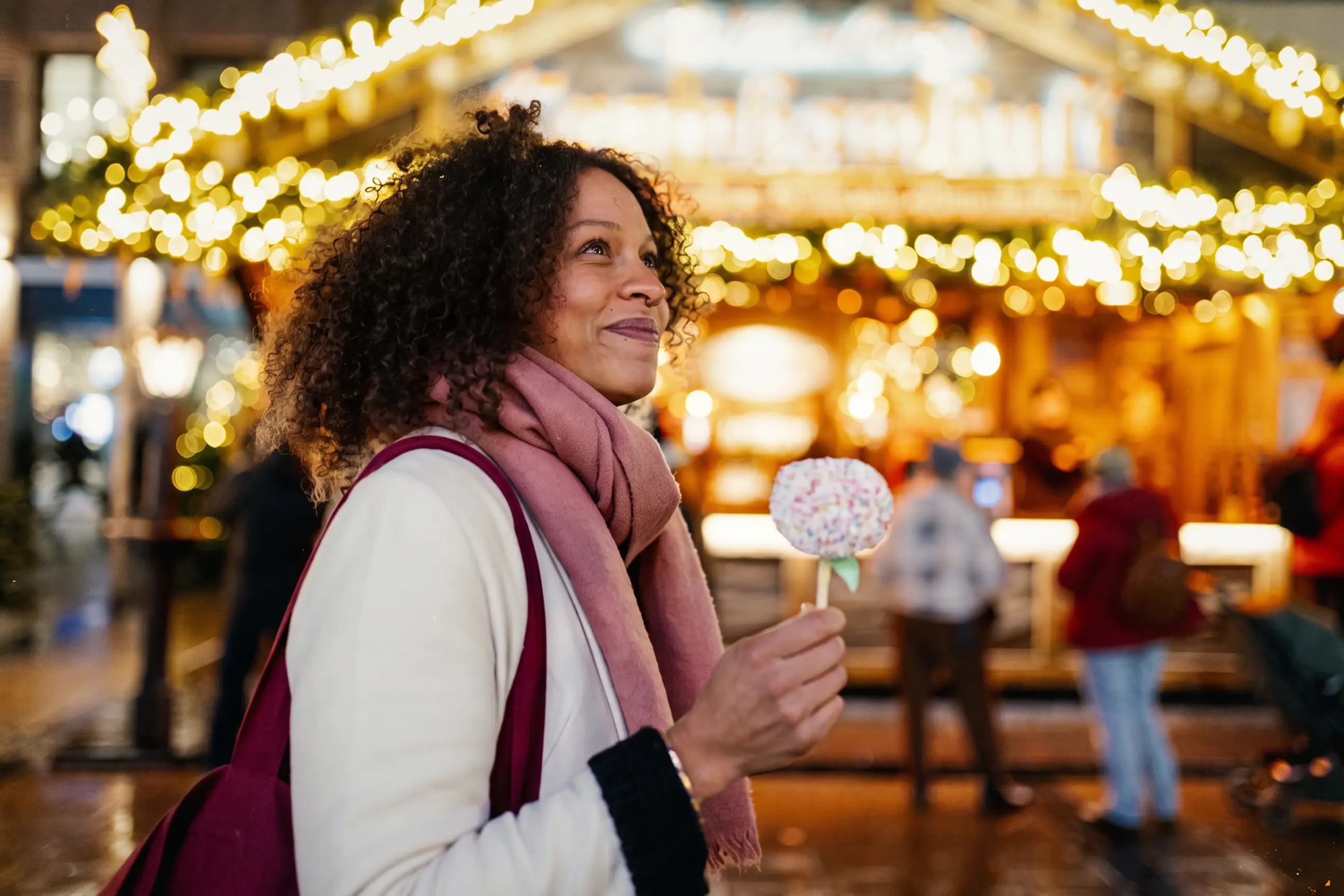 day-hero-impressed-through-a-christmas-market-munich-germany.webp
