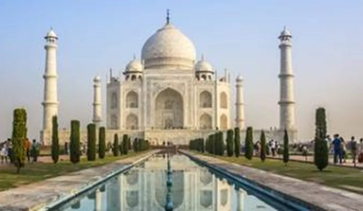 Taj Mahal on sunny day, Agra, India