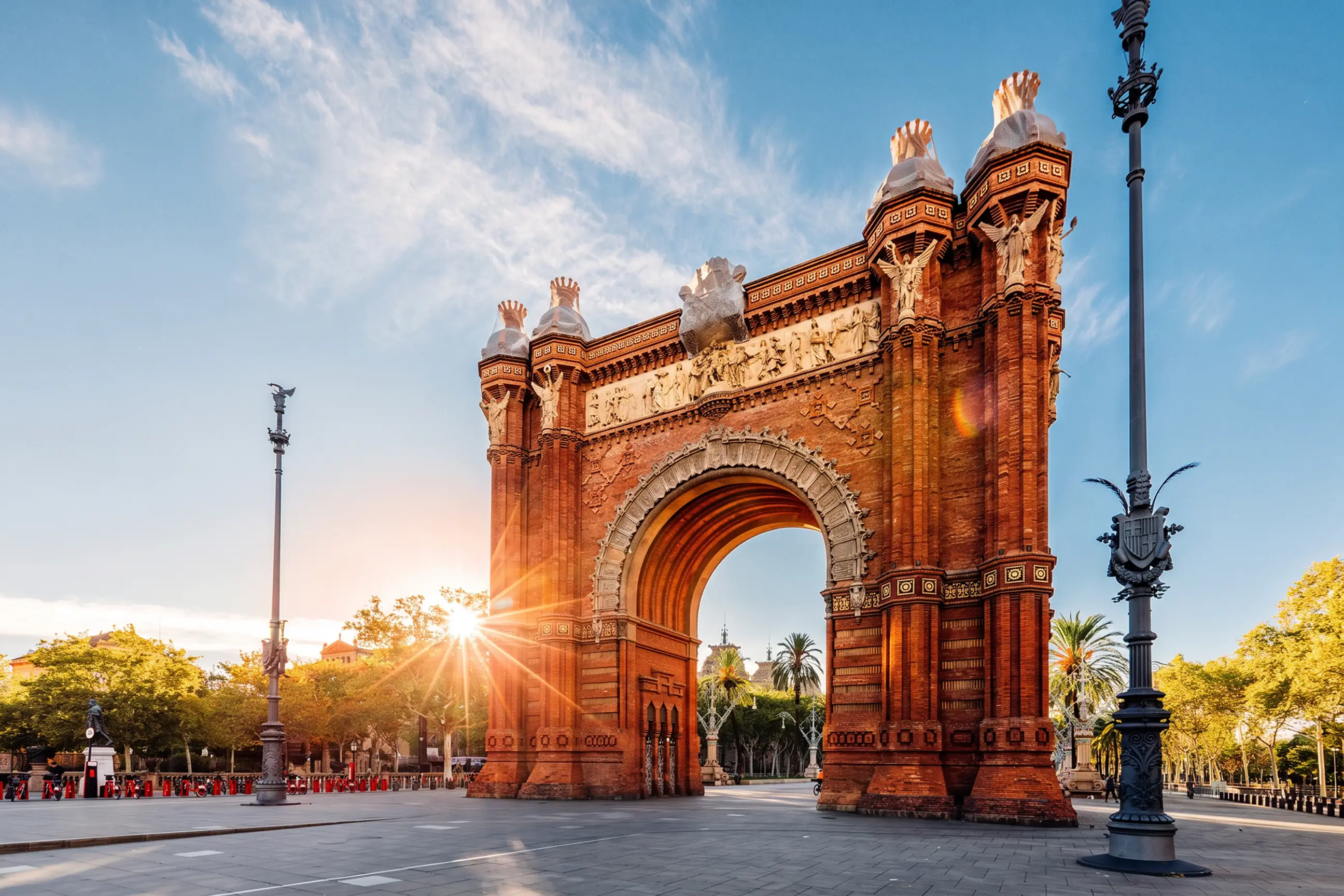 day-hero-arc-de-triomf-at-dawn-barcelona-spain.webp