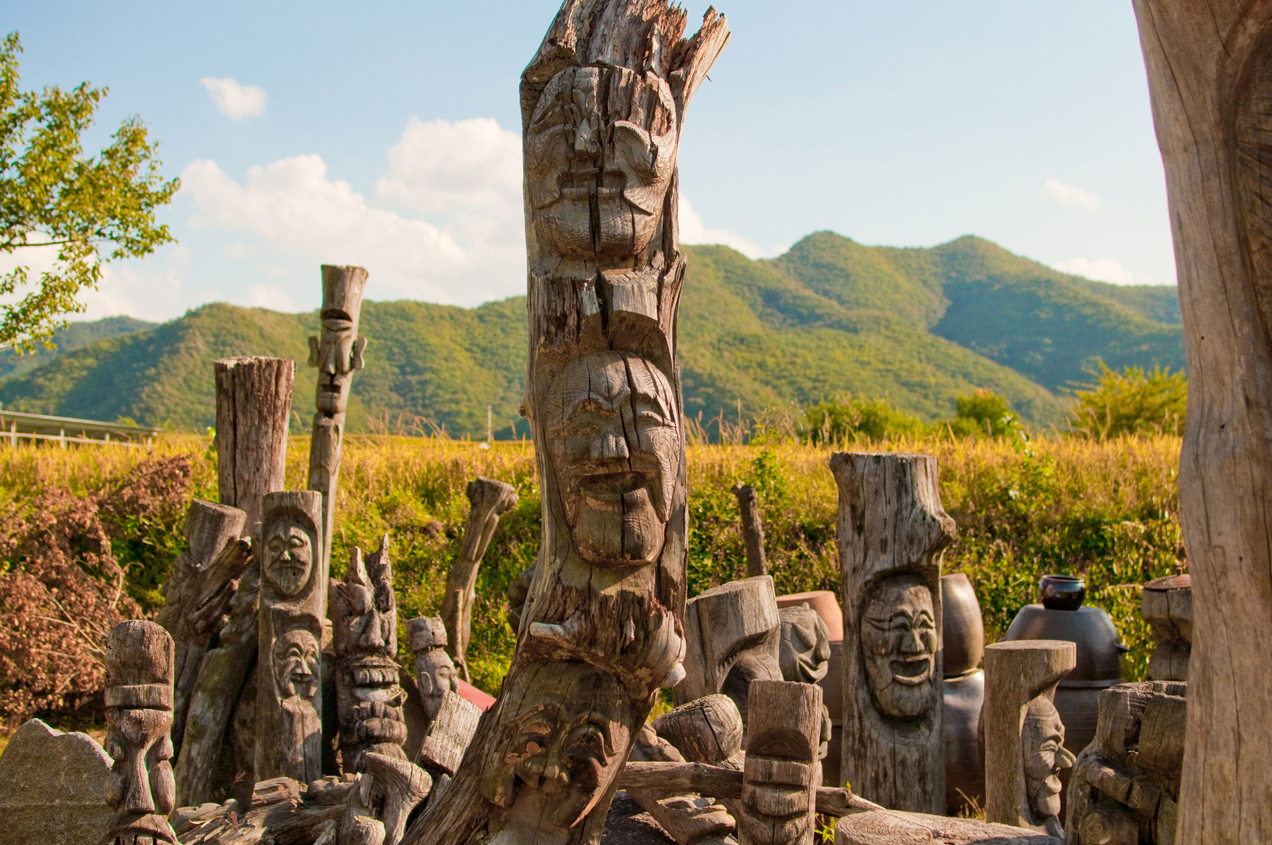 korean-mask-totem-hahoe-village-andong-south-korea.jpg