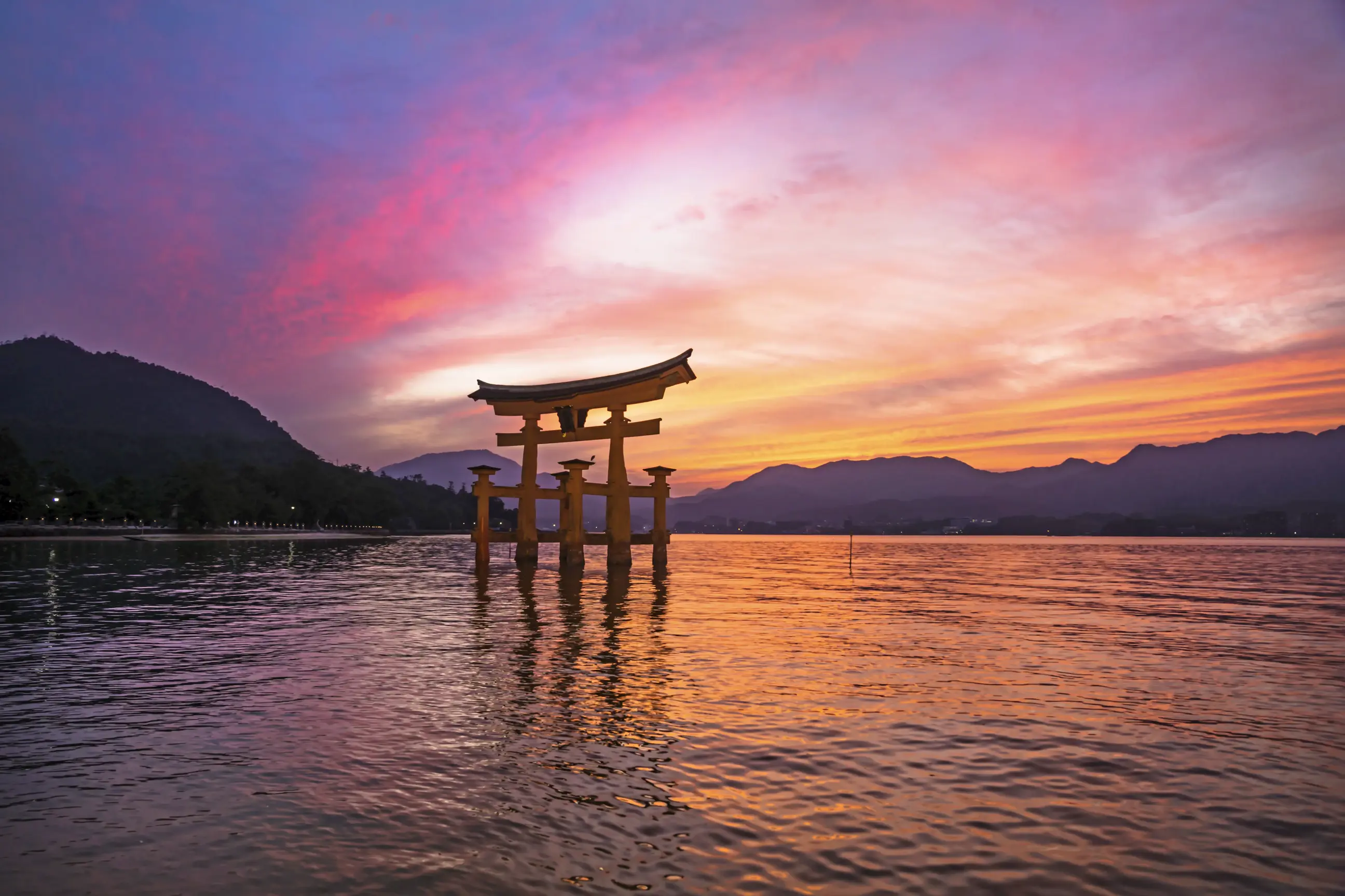 day-hero-itsukushima-shrine-hiroshima-japan.webp