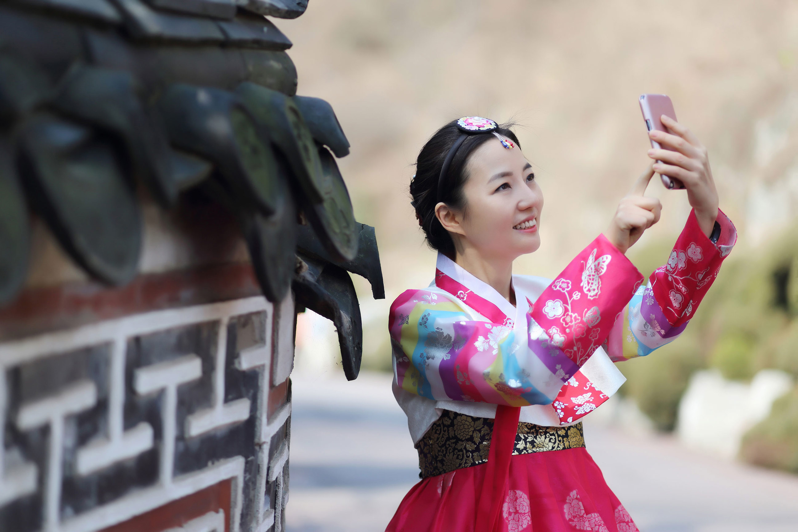 traditional-korean-outfit-seoul-south-korea.jpg