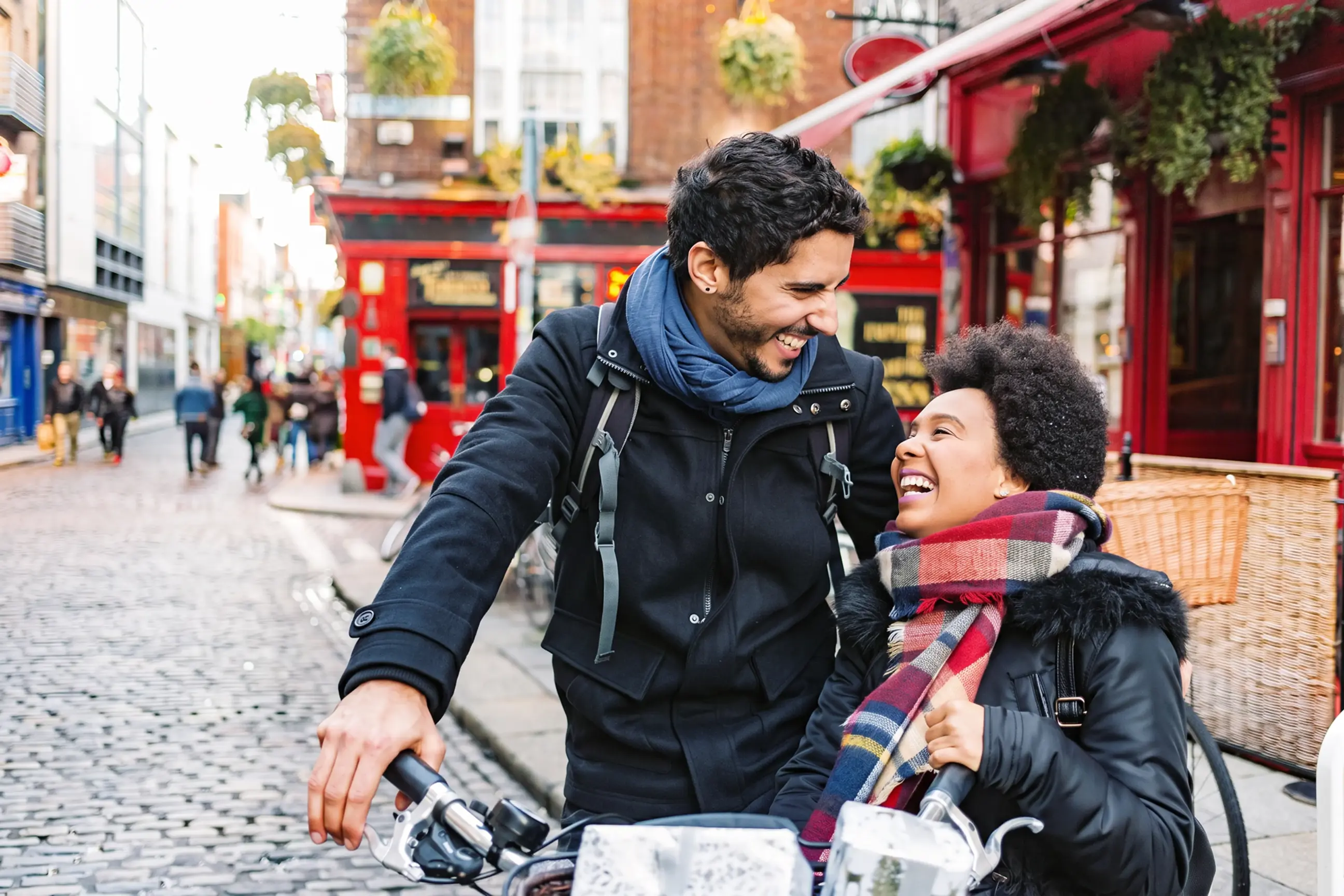 day-hero-couple-temple-bar-dublin-ireland-618540238.webp