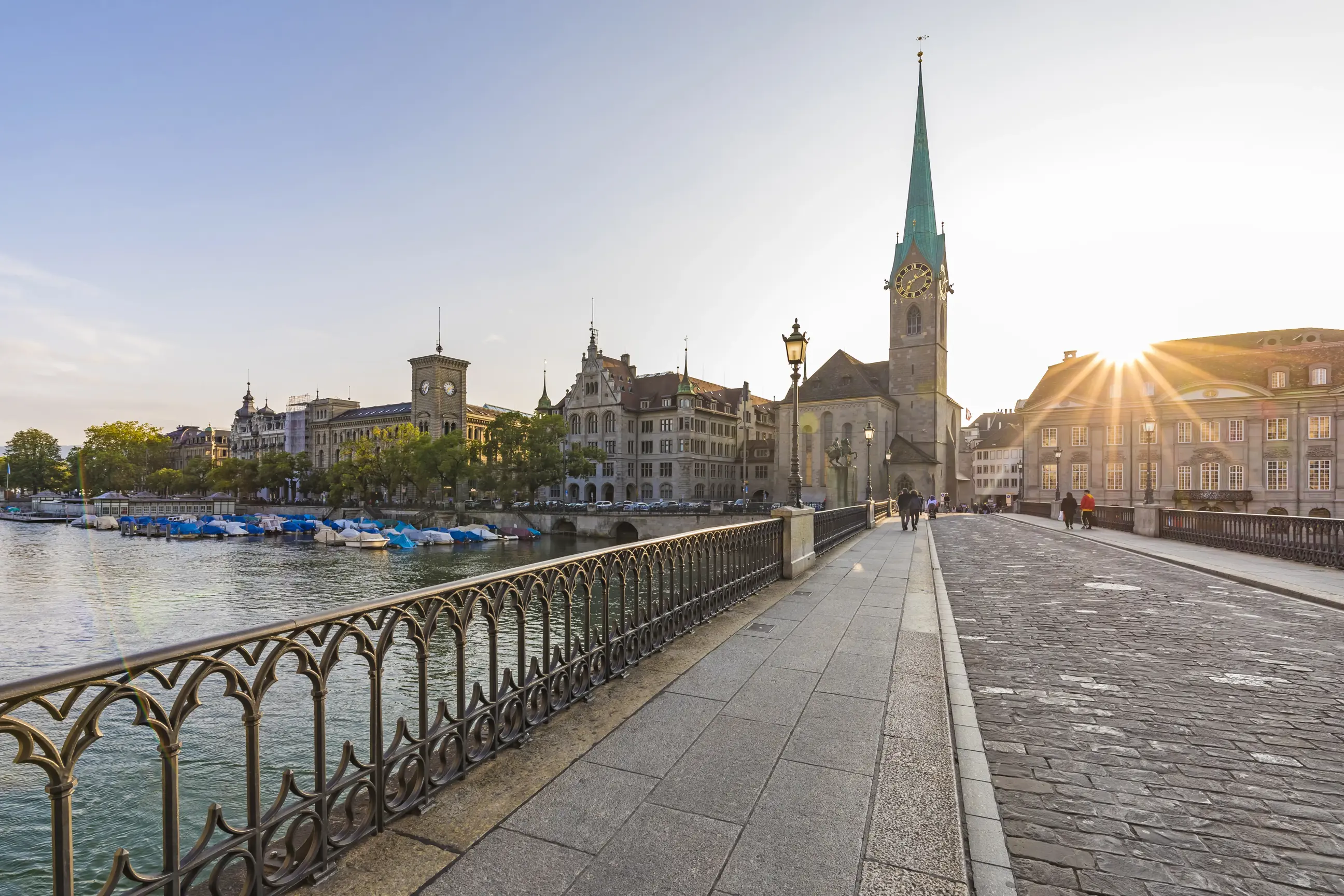 day-hero-munsterbrucke-bridge-fraumunster-church-in-background-zurich-switzerland-1195440777.webp