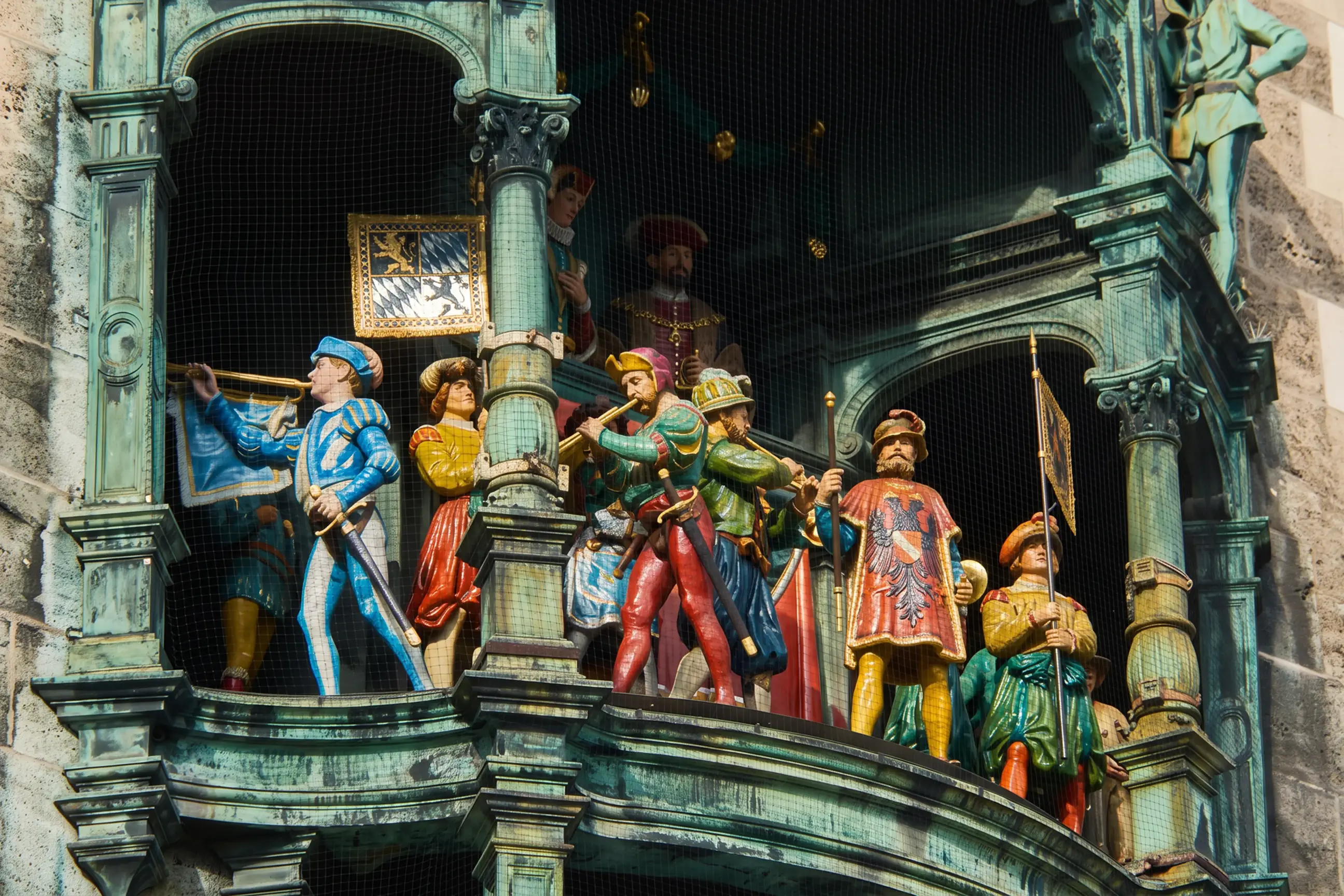 day-hero-glockenspiel-of-the-new-town-hall-munich-germany.webp