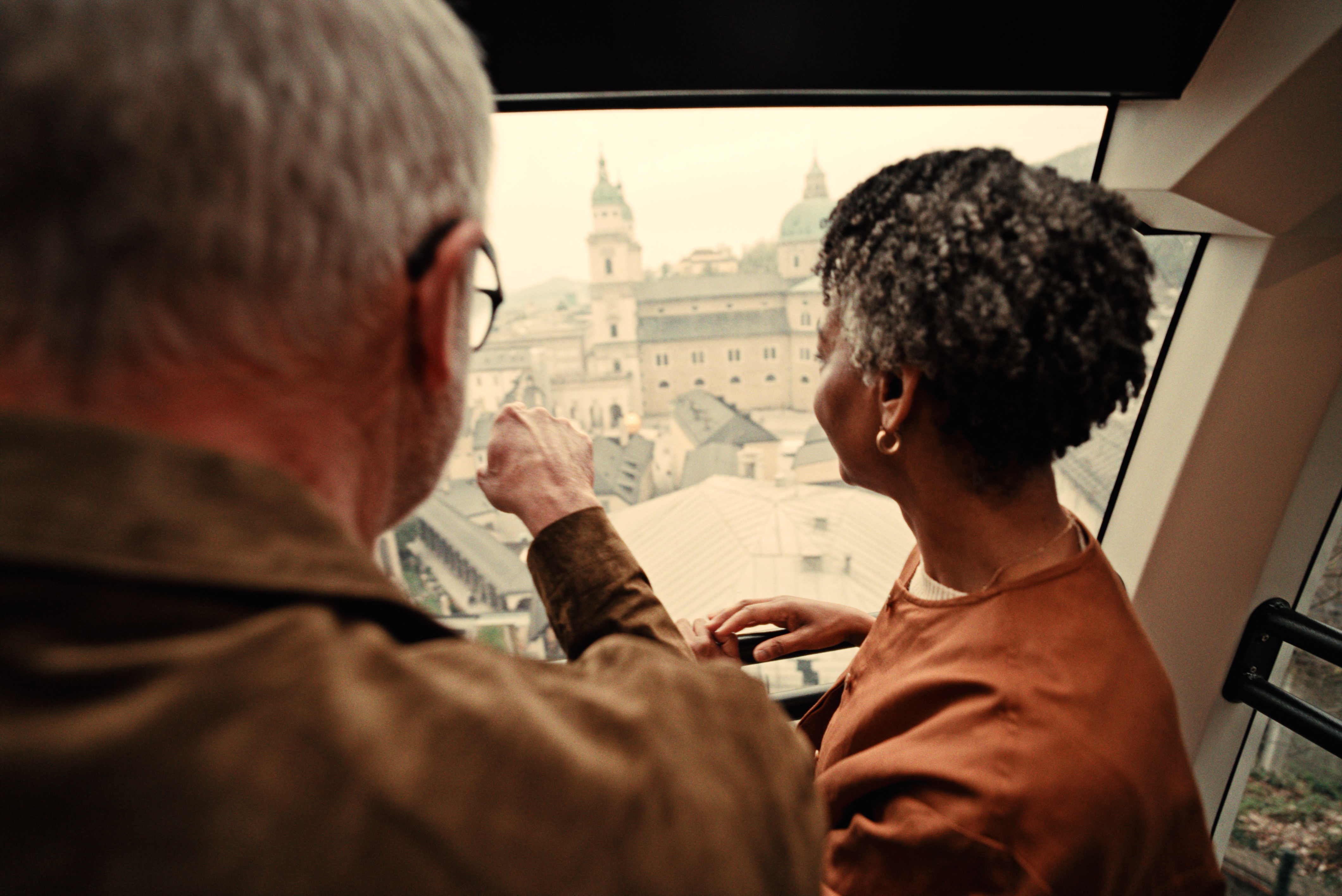 ttc_trar_hn1394324_man-woman-sightseeing_04170_v1_srgb.png