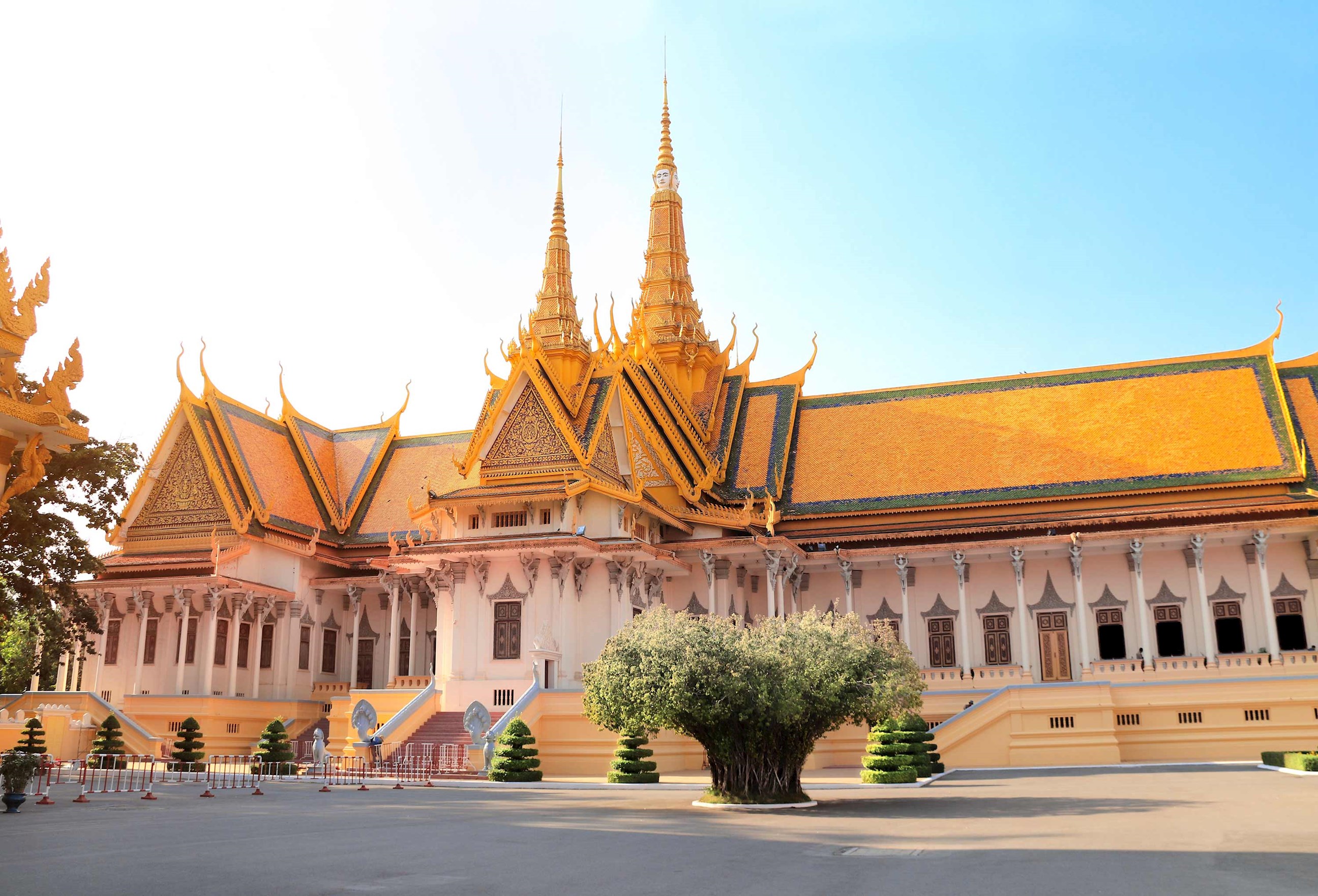 temple-emerald-buddha-royal-palace-phnom-penh-cambodia.jpg