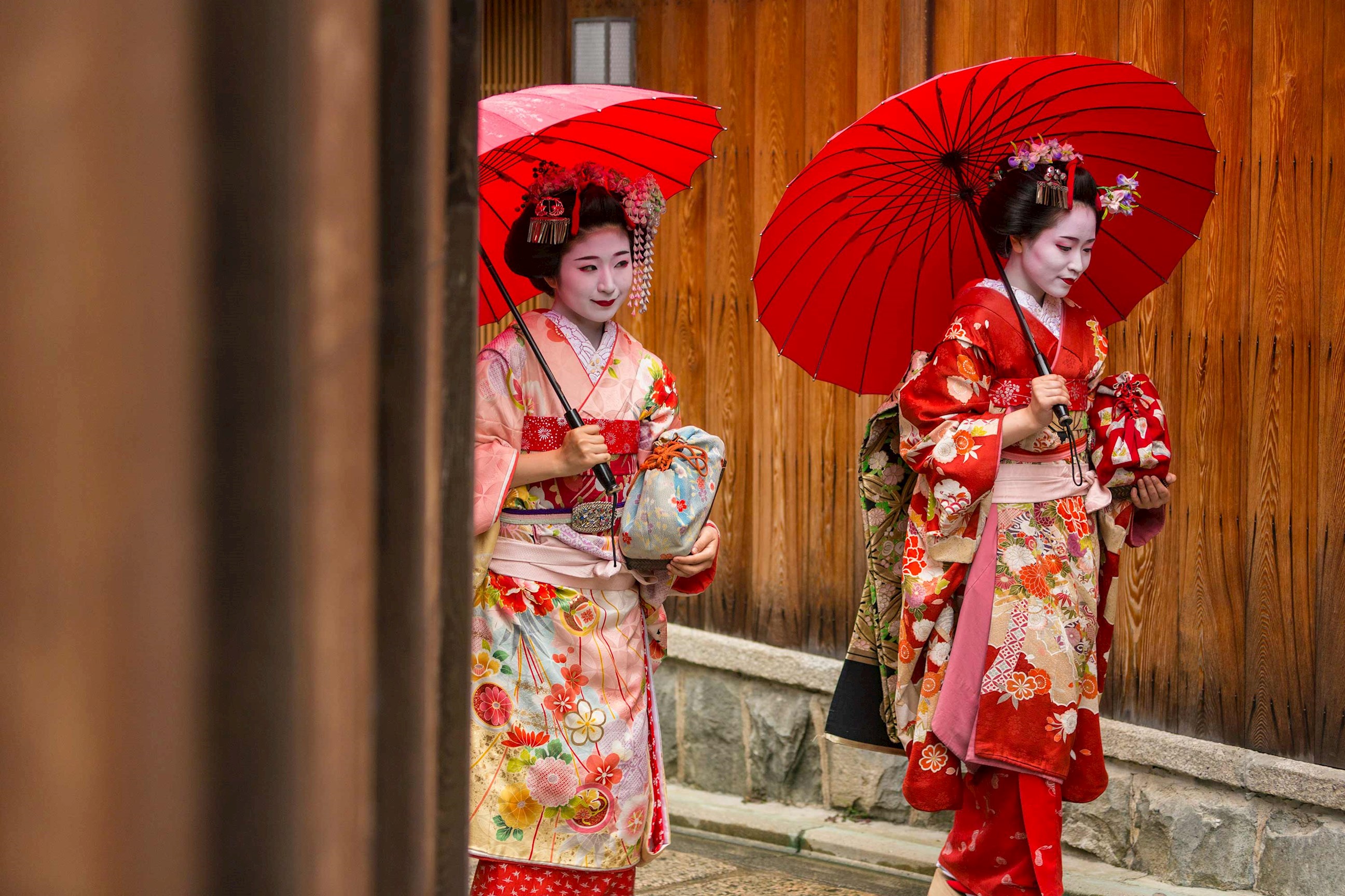 maiko-women-kyoto-japan.jpg