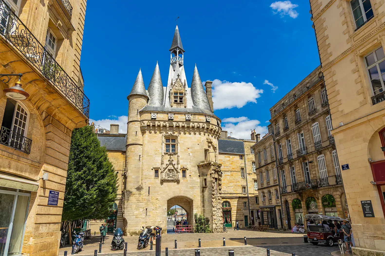 porte-cailhau-medieval-gate-bordeaux-france.webp