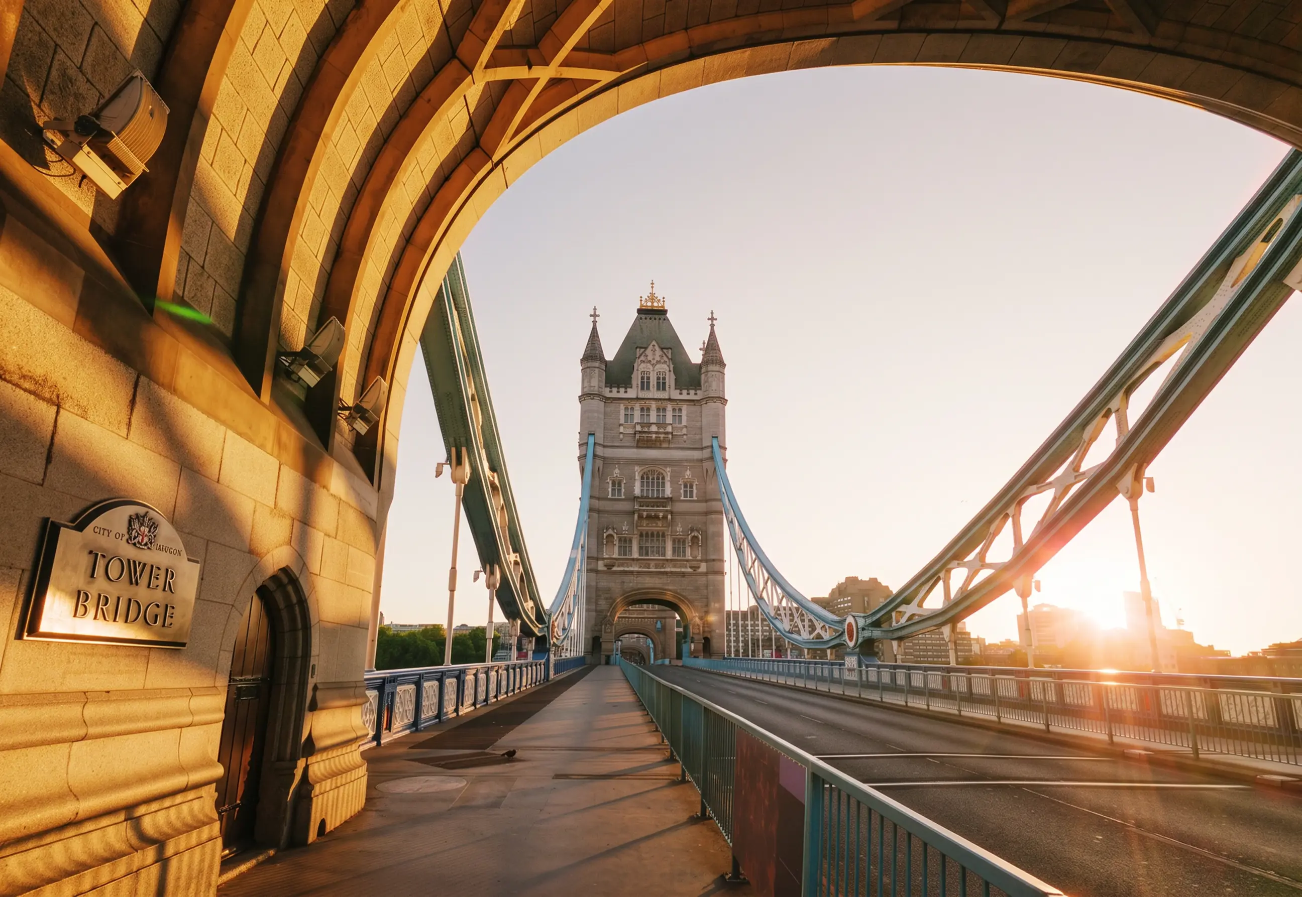 day-hero-tower-bridge-sunset-london-england.webp