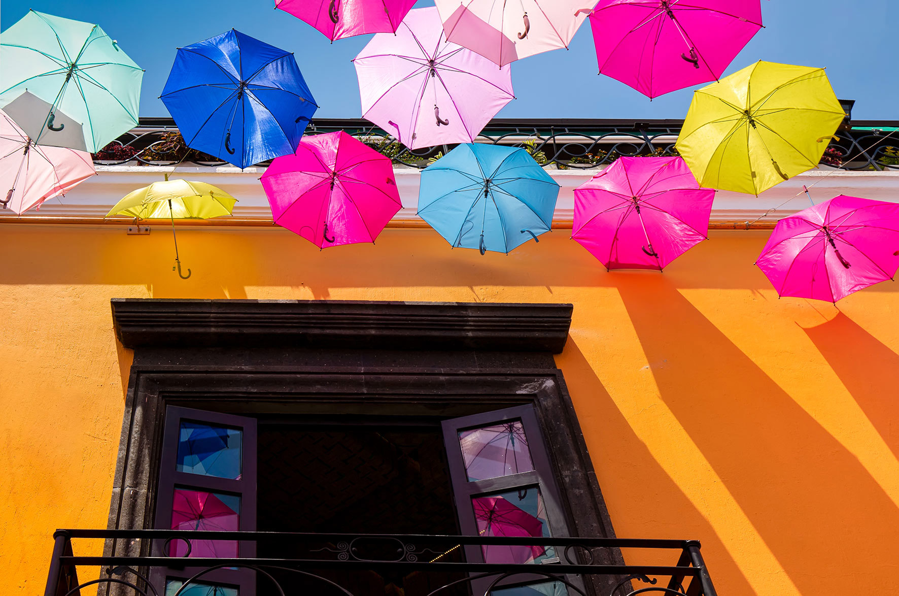 scenic-colourful-streets-tlaquepaque-guadalajara-mexico.jpg