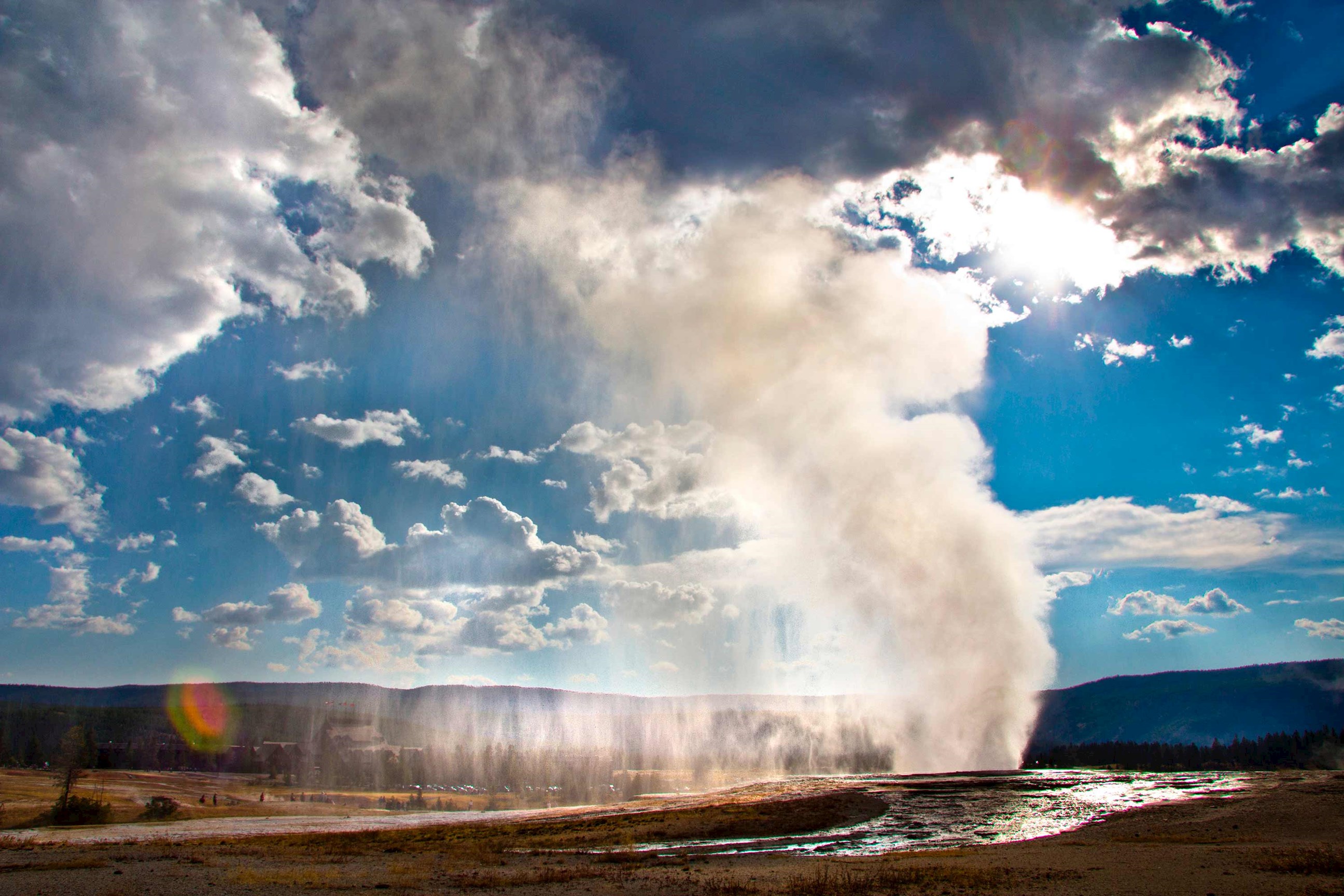 old-faithful-geyser-yellowstone-usa.jpg