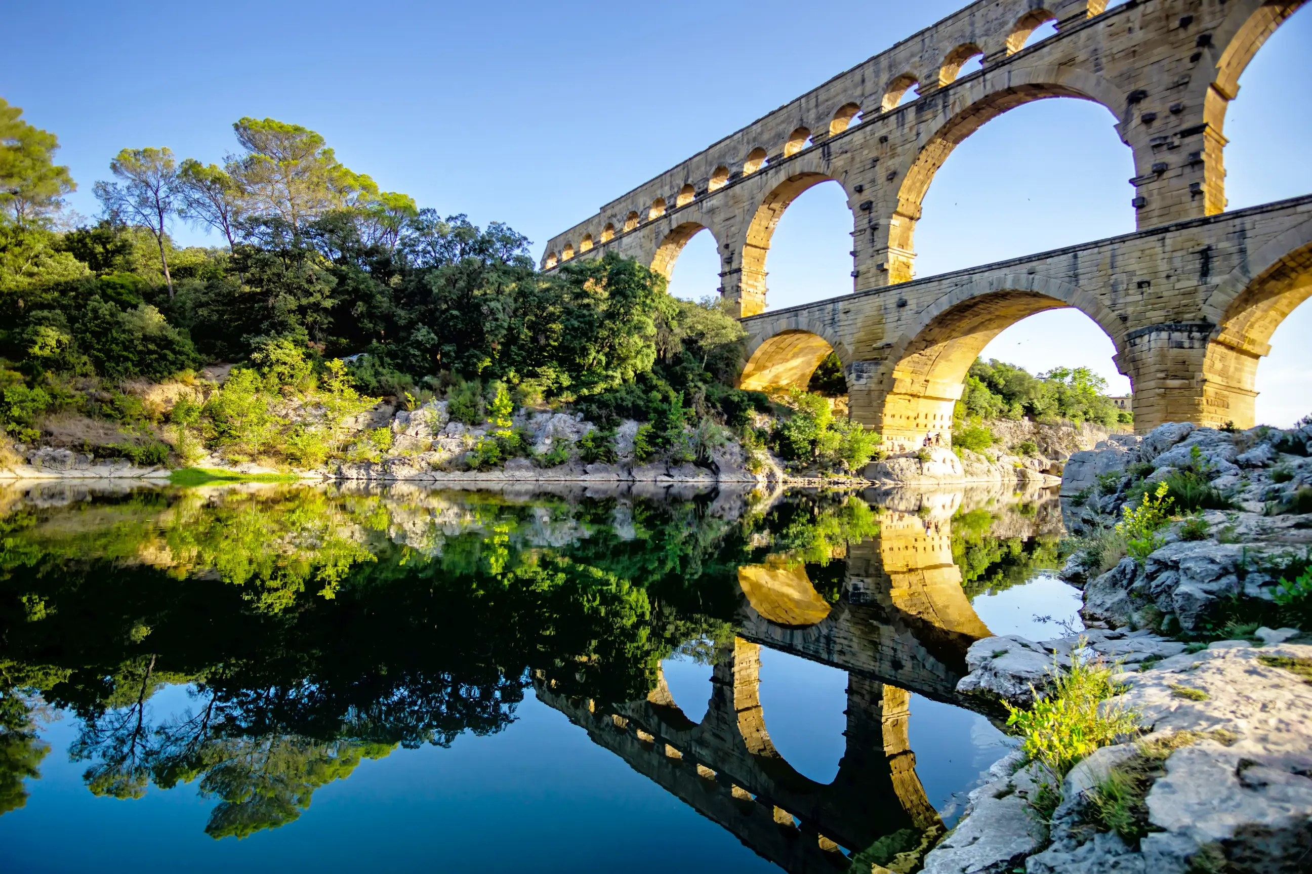 day-hero-pont-du-gard-aqueduct-avignon-france.webp