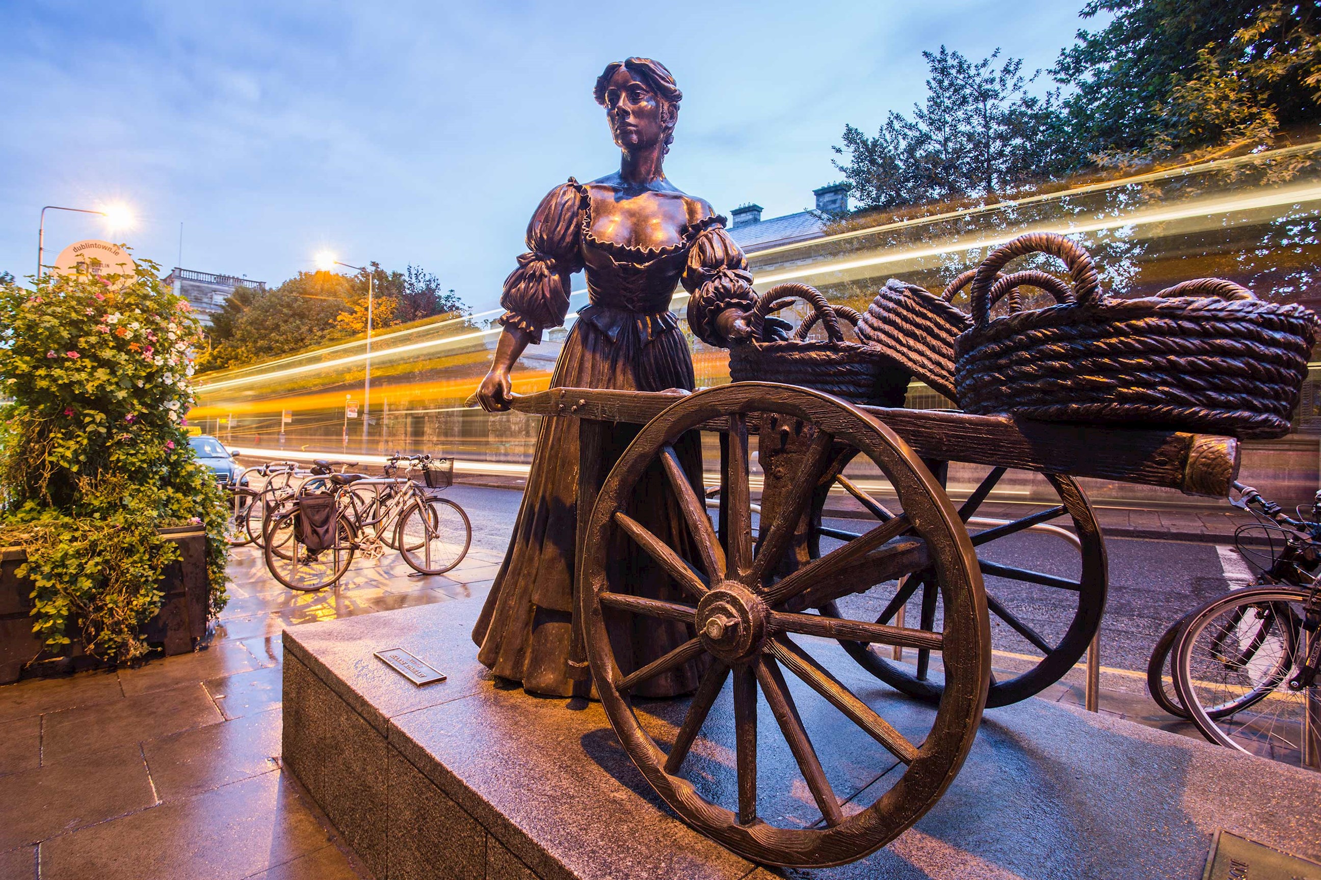 molly-malone-statue-dublin-ireland.jpg