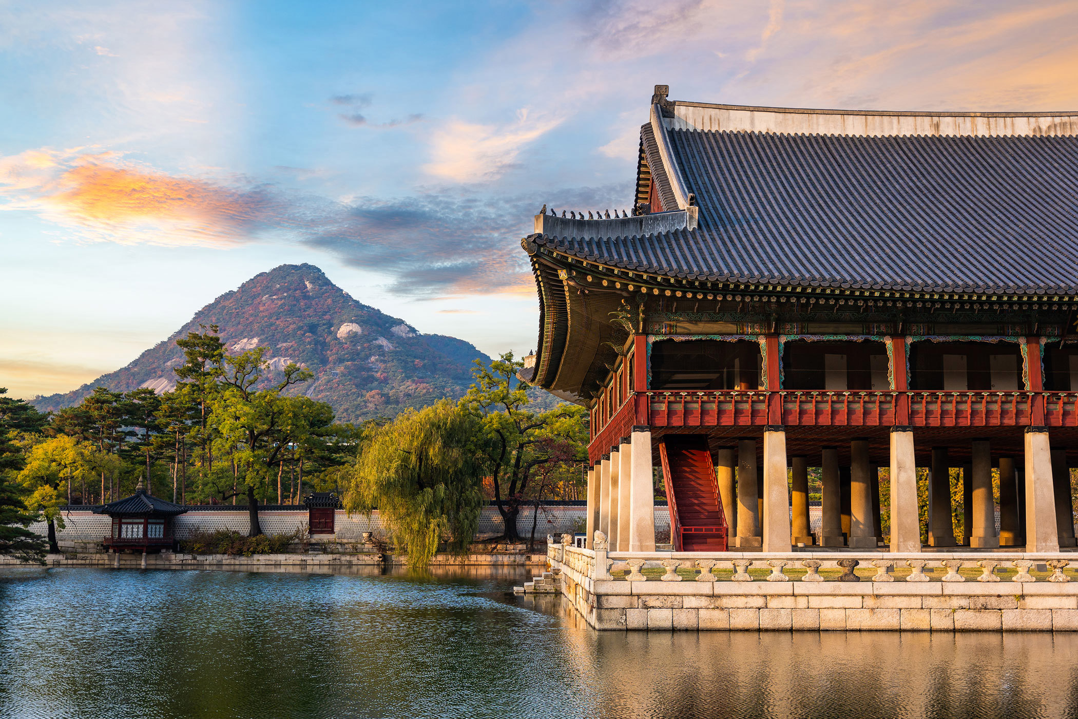 gyeonbokgung-palace-autumn-seoul-south-korea.jpg