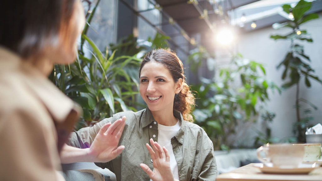 Woman chatting on a cafe terrace - Monenegrin phrases