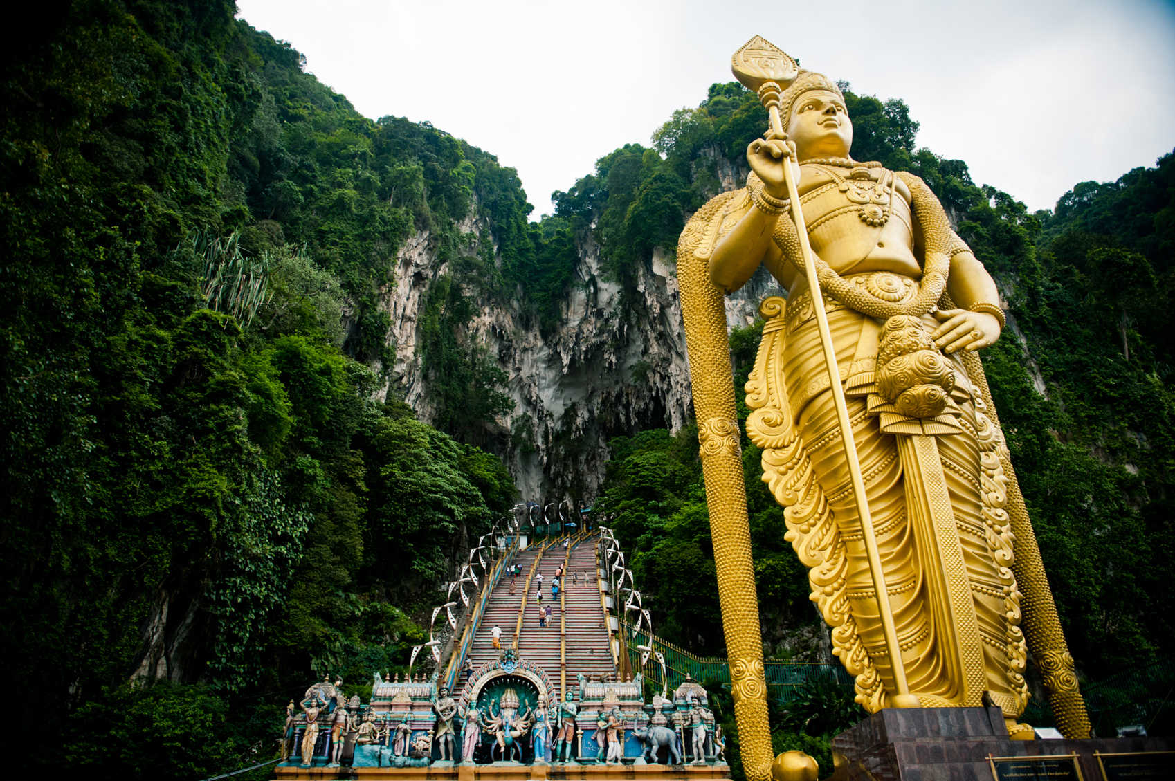  visiting Malaysia Batu-Caves-www.istockphoto.com_gb_photo_batu-caves-gm517550455-49113952-Nini