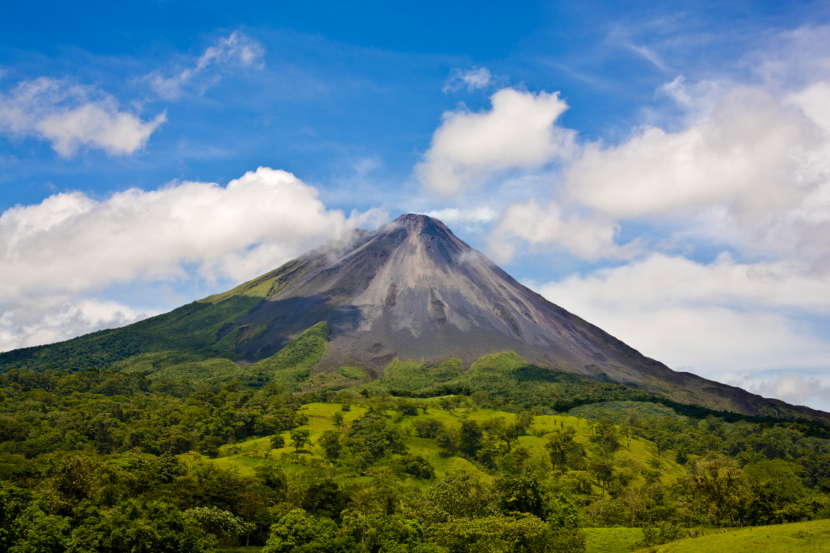 Costa Rica Arenal-www.istockphoto.comgbphotoarenal-volcano_0086-gm95187090-7028614-MarkGabrena