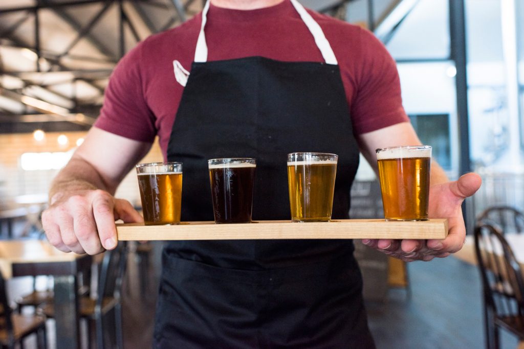 american-breweries-beer-tray-www.istockphoto.comgbphotowaiter-holding-a-tray-of-beer-tasting-glasses-gm594449758-101913531-subman