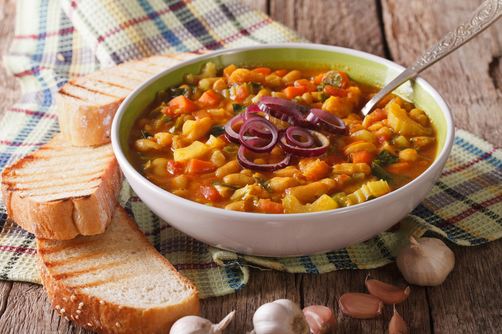 Italian recipes Ribollita-www.istockphoto.comgbphototuscan-ribollita-thick-soup-with-bread-closeup-on-the-table-gm622957490-109121553-ALLEKO