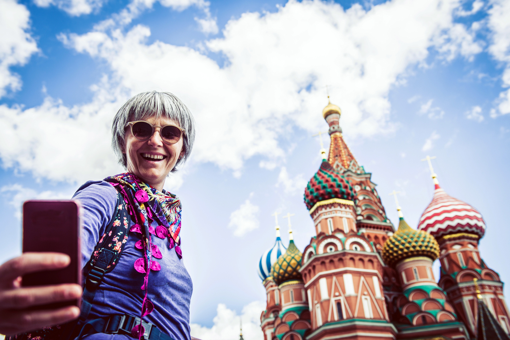 Travel experience St-Basils-www.istockphoto.comgbphotoportrait-of-a-woman-taking-selfie-with-saint-basils-chatedral-on-red-square-in-moscow-gm814050496-131687031-Ababsolutum