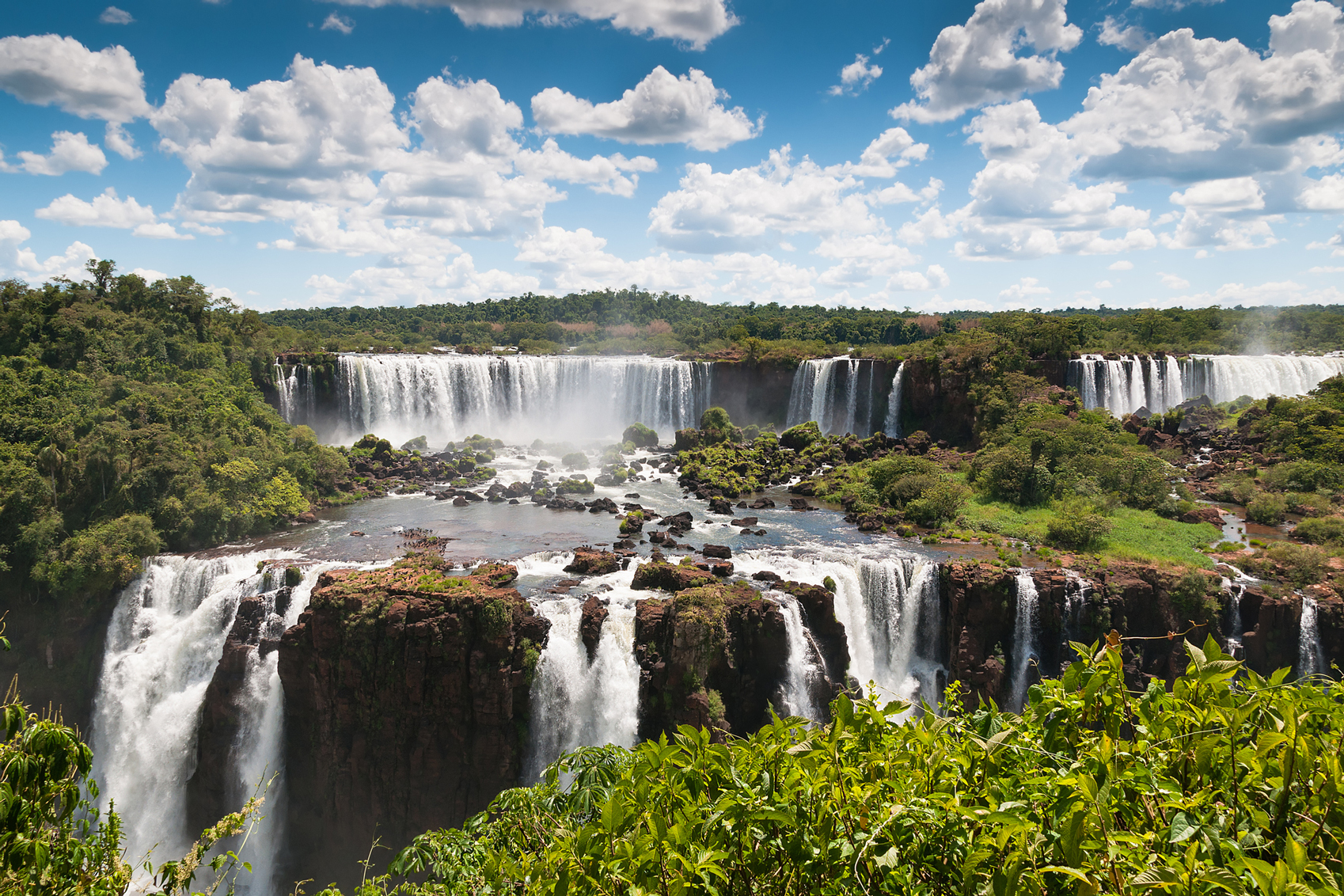Black Friday Travel Offers Iguassu-Waterfalls-Argentina-Brazil-www.istockphoto.com_gb_photo_iguassu-waterfalls-bordering-argentina-brazil-gm467310275-33868884-vau902