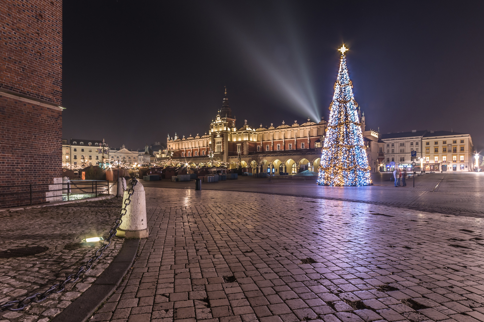 Visit Europe in Winter Krakow-christmas-www.istockphoto.comgbphotomain-market-square-in-krakow-during-christmas-gm531505429-55278230-Tomeyk