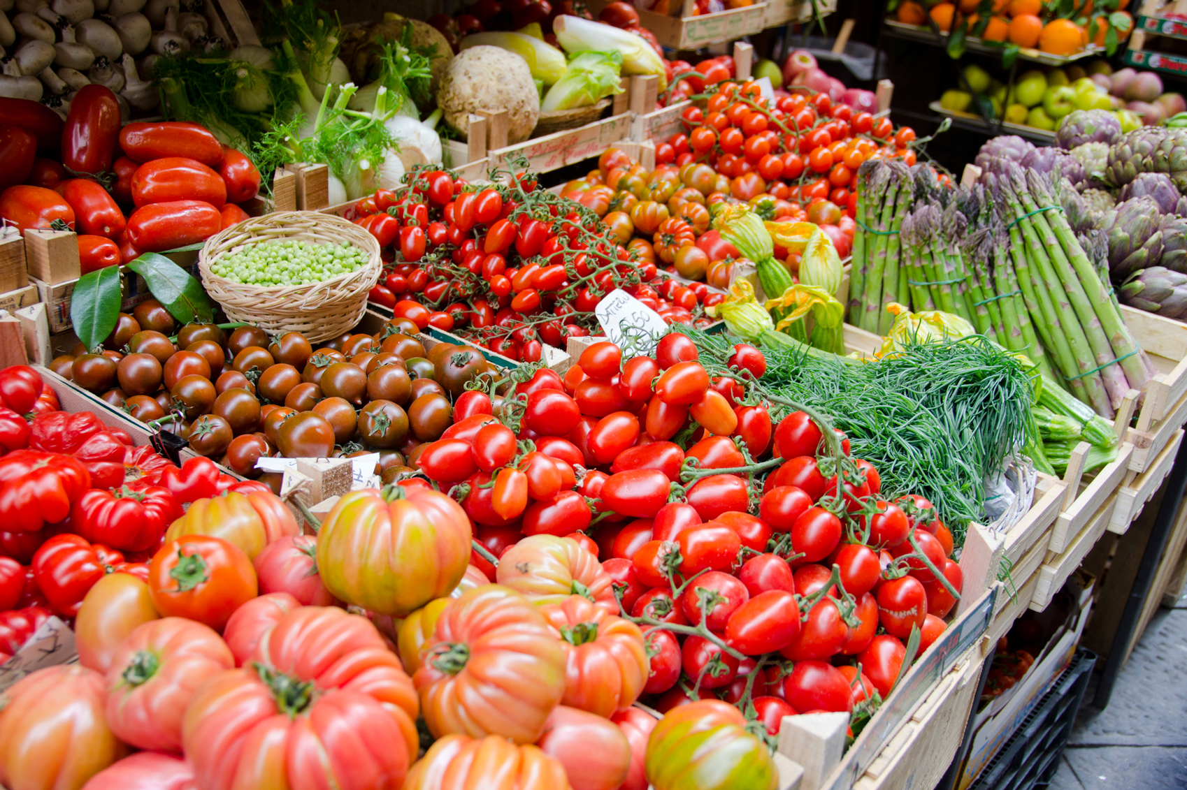 Eating Out in Florence Fruit-and-Veg-Stand,-Florence-Italy-www.istockphoto