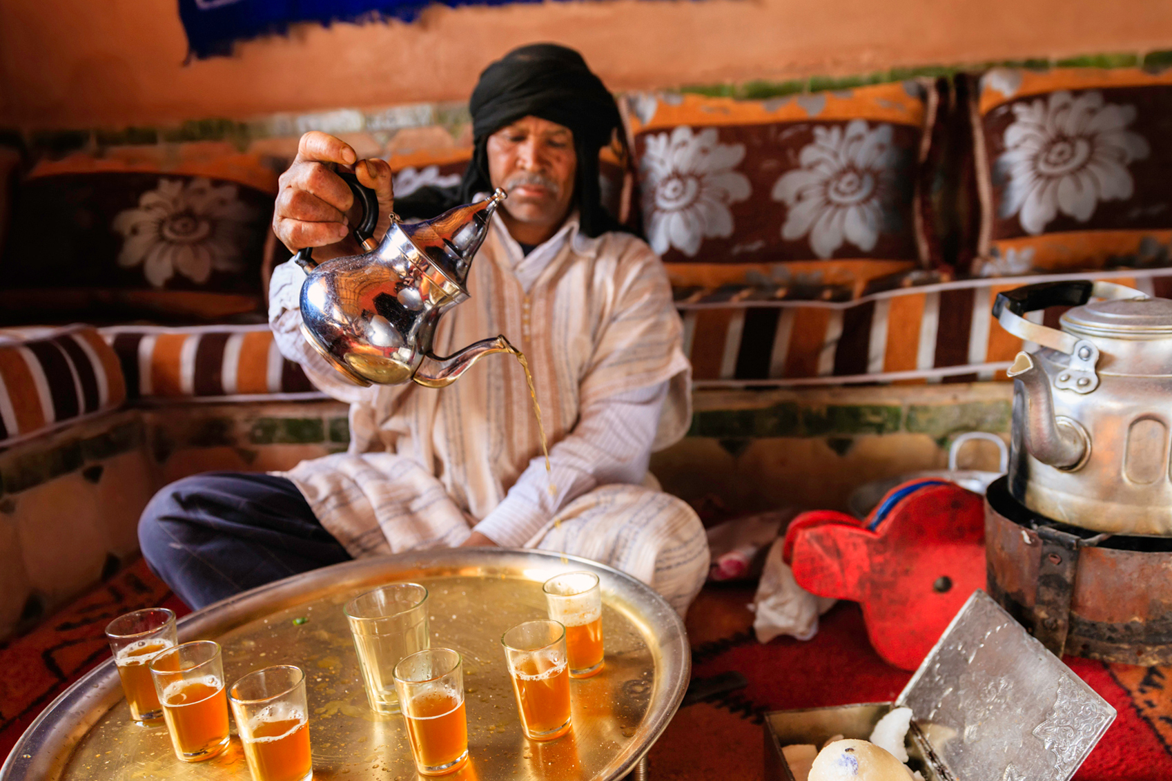 real Morocco Moroccan-man-preparing-Maghrebi-mint-tea-www.istockphoto.com_gb_photo_moroccan-man-preparing-maghrebi-mint-tea-gm450455325-30105554-hadynyah