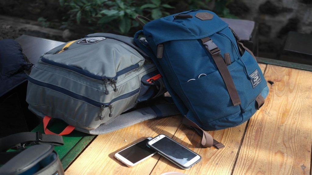 backpacks phone travel safety tips