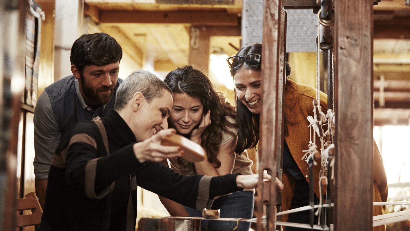 People watching Marta Cucchia weaving at Laboratorio Giuditta Brozzetti