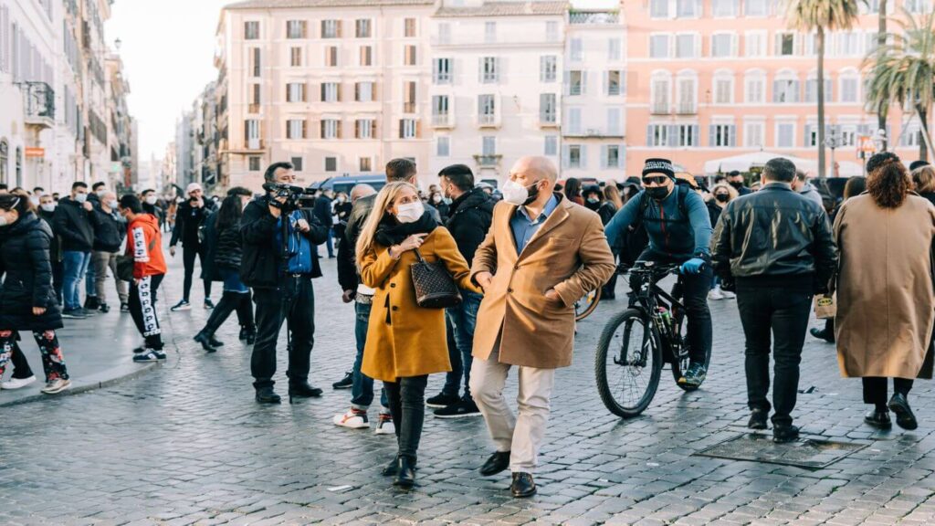 couple wearing masks while travelling a city