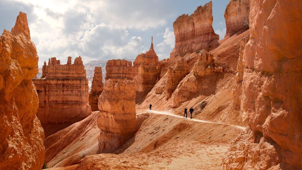 Hikers on Navajo loop trail, Bryce Canyon national park