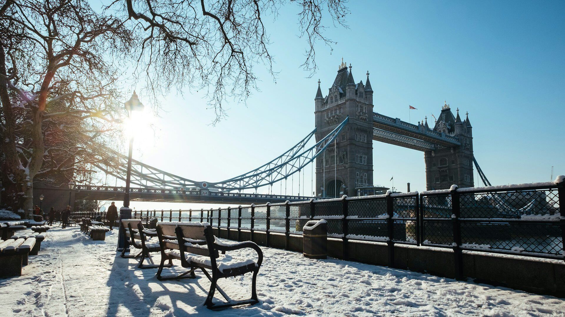 Tower Bridge, photographed on a snowy day, blue sky, bright sunlight 