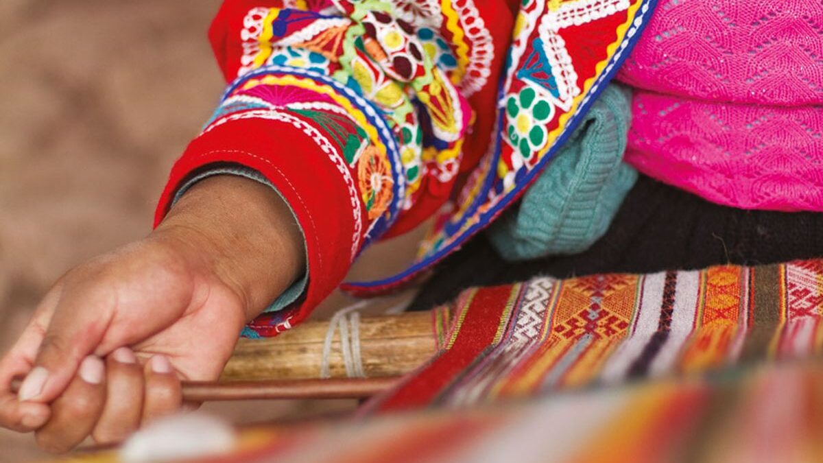 Peruvian weavers Make Travel Matter experience
