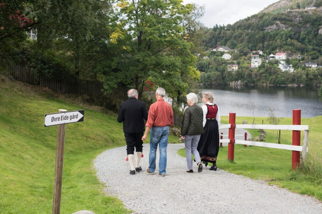 guests walking through Øvre-Eide Farm