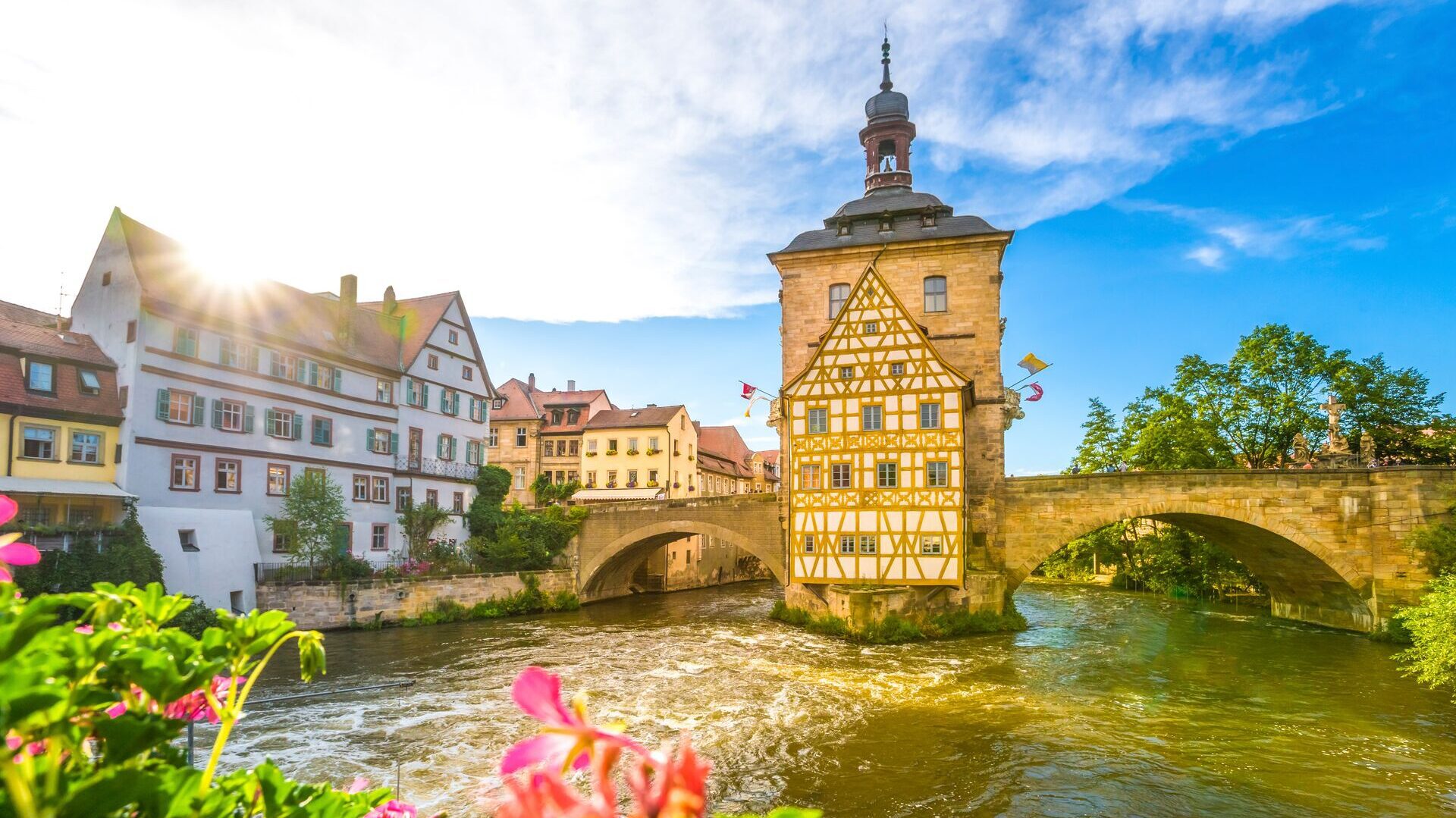 Deutschland, Bayern, Bamberg, Altes Brückenrathaus mit Gegenlicht, Germany in the summer