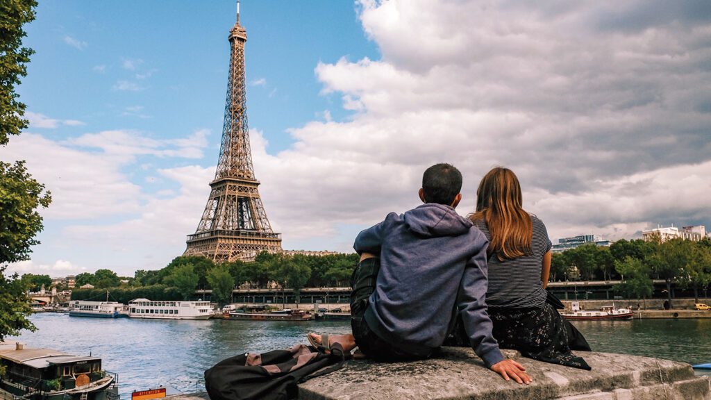 Couple sitting in front of the Tour Eiffel