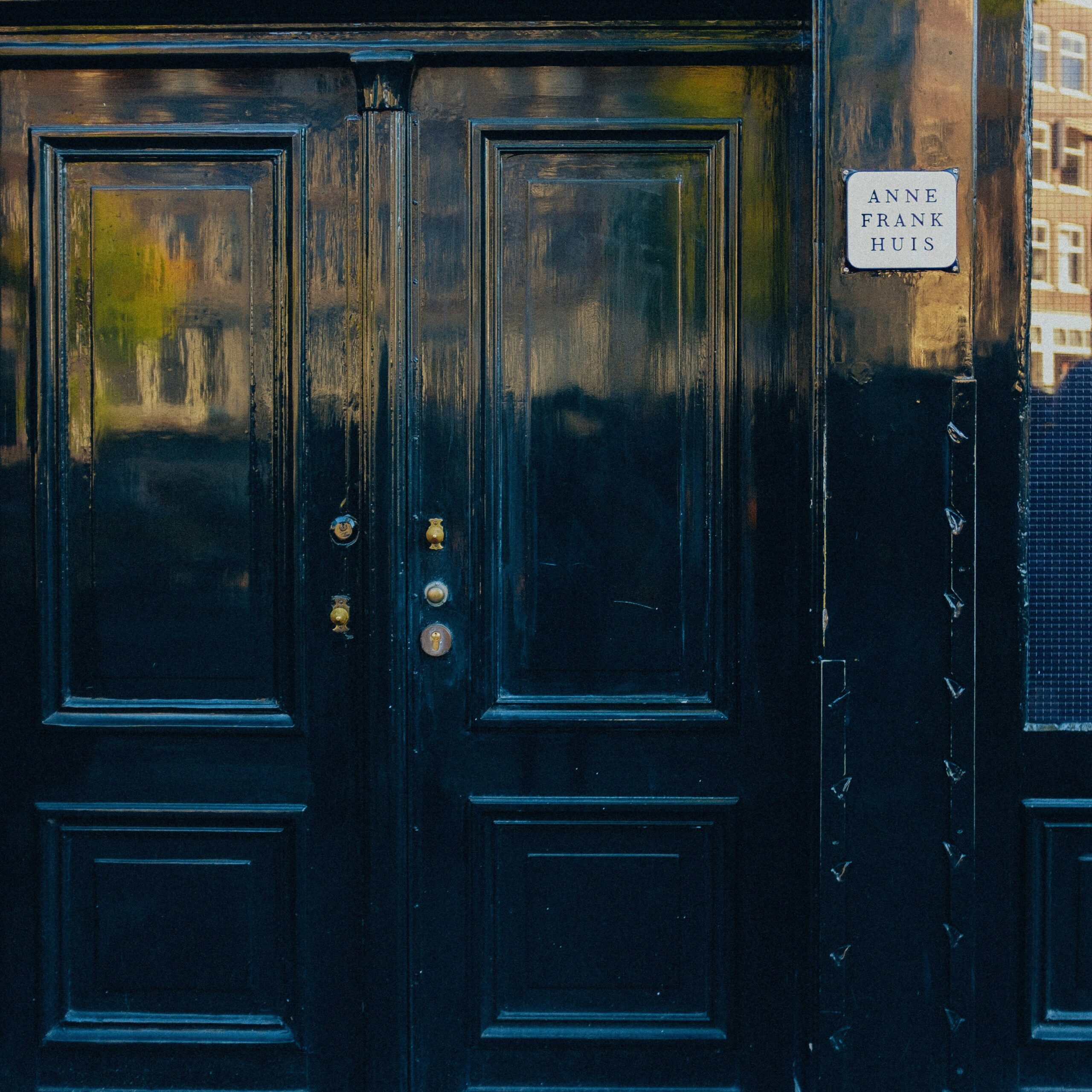 outside anne frank house 
